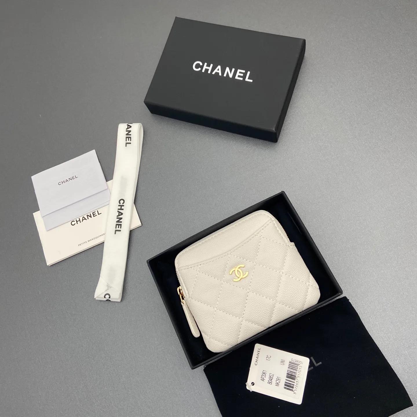 [Special grade hardware original leather] ¥380 Xiaoxiang small zipper bag card holder series Quilted card holder/wallet with iconic metal logo Gold tone metal hardware, special Italian imported leather 5 card slots, 1 small zipper bag No.: 2061 White thin ball light gold hardware Size: w11.5×h10×d2cm