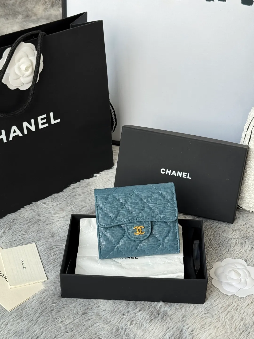 💰440💰 Made of calfskin, caviar, and cowhide, the CF short tri-fold wallet is now available! Chanel Grandma Xiang has 6 card slots, and there is a coin purse at the back, so you can put 2,000 Mao Zedong without any trouble at all! Delicate leather and gold hardware! Full of fashion sense, very fashionable, can be held in hand, can be put in the bag, very good for storage. Style number: 82288, size 10.5*11.5*3cm, color as shown in the picture, exclusive real shot
