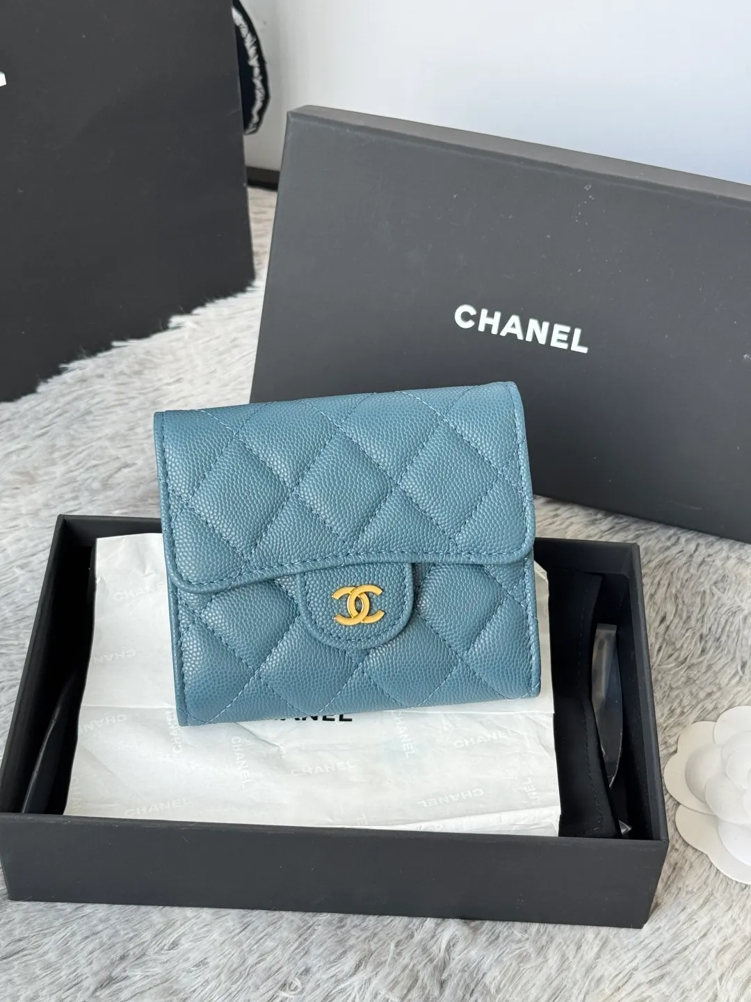 💰440💰 Made of calfskin, caviar, and cowhide, the CF short tri-fold wallet is now available! Chanel Grandma Xiang has 6 card slots, and there is a coin purse at the back, so you can put 2,000 Mao Zedong without any trouble at all! Delicate leather and gold hardware! Full of fashion sense, very fashionable, can be held in hand, can be put in the bag, very good for storage. Style number: 82288, size 10.5*11.5*3cm, color as shown in the picture, exclusive real shot