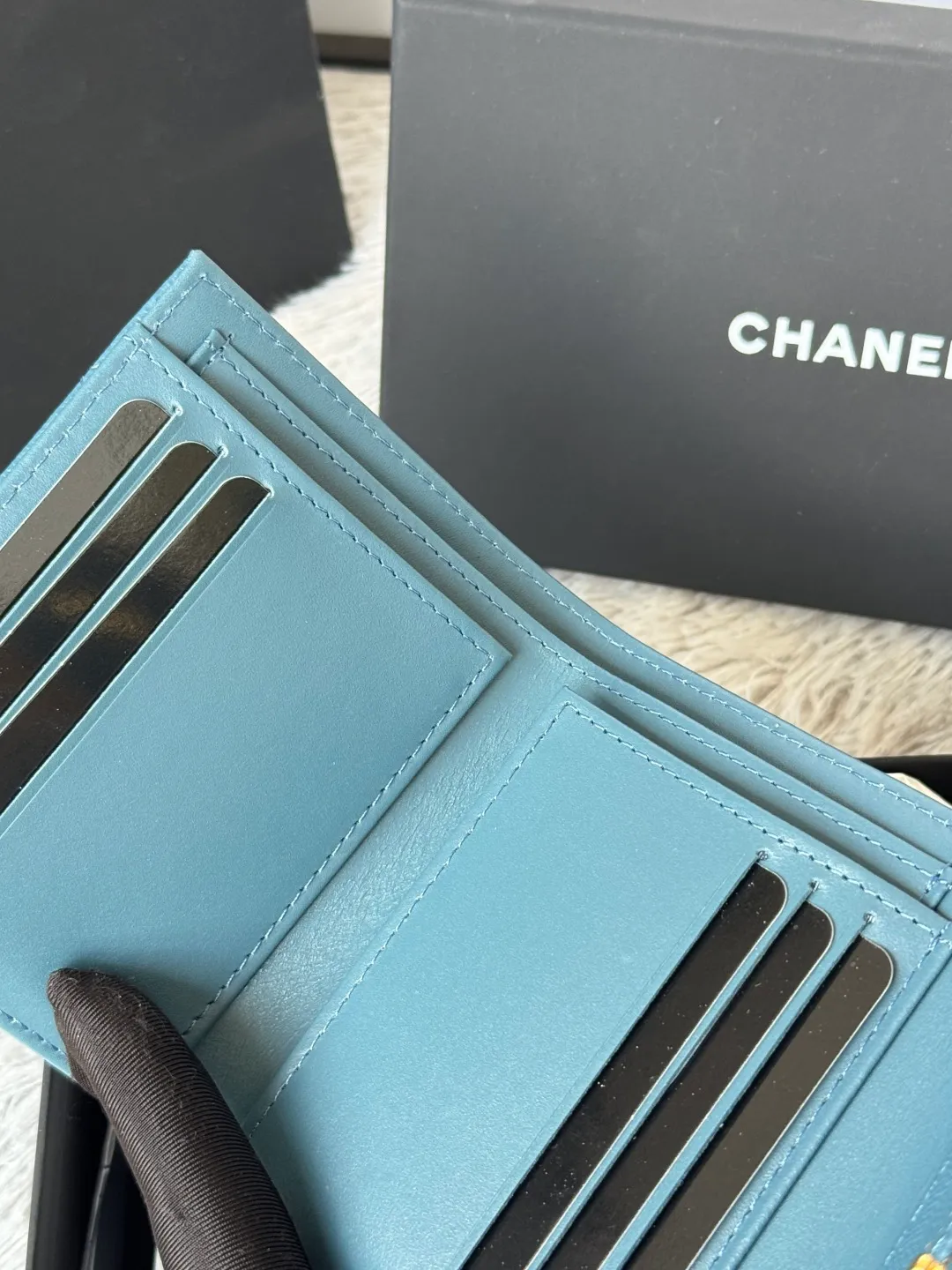 💰440💰 Made of calfskin, caviar, and cowhide, the CF short tri-fold wallet is now available! Chanel Grandma Xiang has 6 card slots, and there is a coin purse at the back, so you can put 2,000 Mao Zedong without any trouble at all! Delicate leather and gold hardware! Full of fashion sense, very fashionable, can be held in hand, can be put in the bag, very good for storage. Style number: 82288, size 10.5*11.5*3cm, color as shown in the picture, exclusive real shot