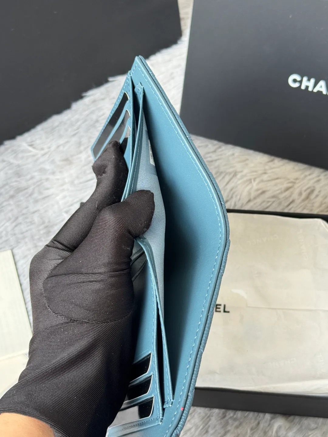 💰440💰 Made of calfskin, caviar, and cowhide, the CF short tri-fold wallet is now available! Chanel Grandma Xiang has 6 card slots, and there is a coin purse at the back, so you can put 2,000 Mao Zedong without any trouble at all! Delicate leather and gold hardware! Full of fashion sense, very fashionable, can be held in hand, can be put in the bag, very good for storage. Style number: 82288, size 10.5*11.5*3cm, color as shown in the picture, exclusive real shot