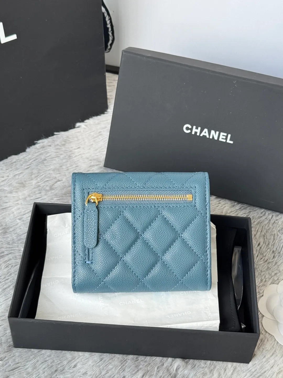 💰440💰 Made of calfskin, caviar, and cowhide, the CF short tri-fold wallet is now available! Chanel Grandma Xiang has 6 card slots, and there is a coin purse at the back, so you can put 2,000 Mao Zedong without any trouble at all! Delicate leather and gold hardware! Full of fashion sense, very fashionable, can be held in hand, can be put in the bag, very good for storage. Style number: 82288, size 10.5*11.5*3cm, color as shown in the picture, exclusive real shot