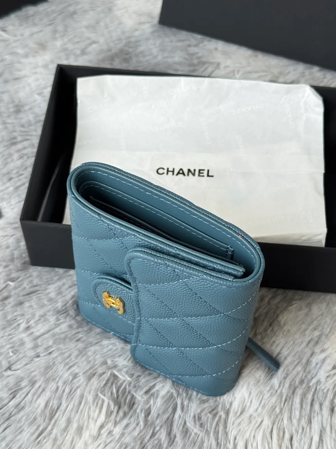 💰440💰 Made of calfskin, caviar, and cowhide, the CF short tri-fold wallet is now available! Chanel Grandma Xiang has 6 card slots, and there is a coin purse at the back, so you can put 2,000 Mao Zedong without any trouble at all! Delicate leather and gold hardware! Full of fashion sense, very fashionable, can be held in hand, can be put in the bag, very good for storage. Style number: 82288, size 10.5*11.5*3cm, color as shown in the picture, exclusive real shot