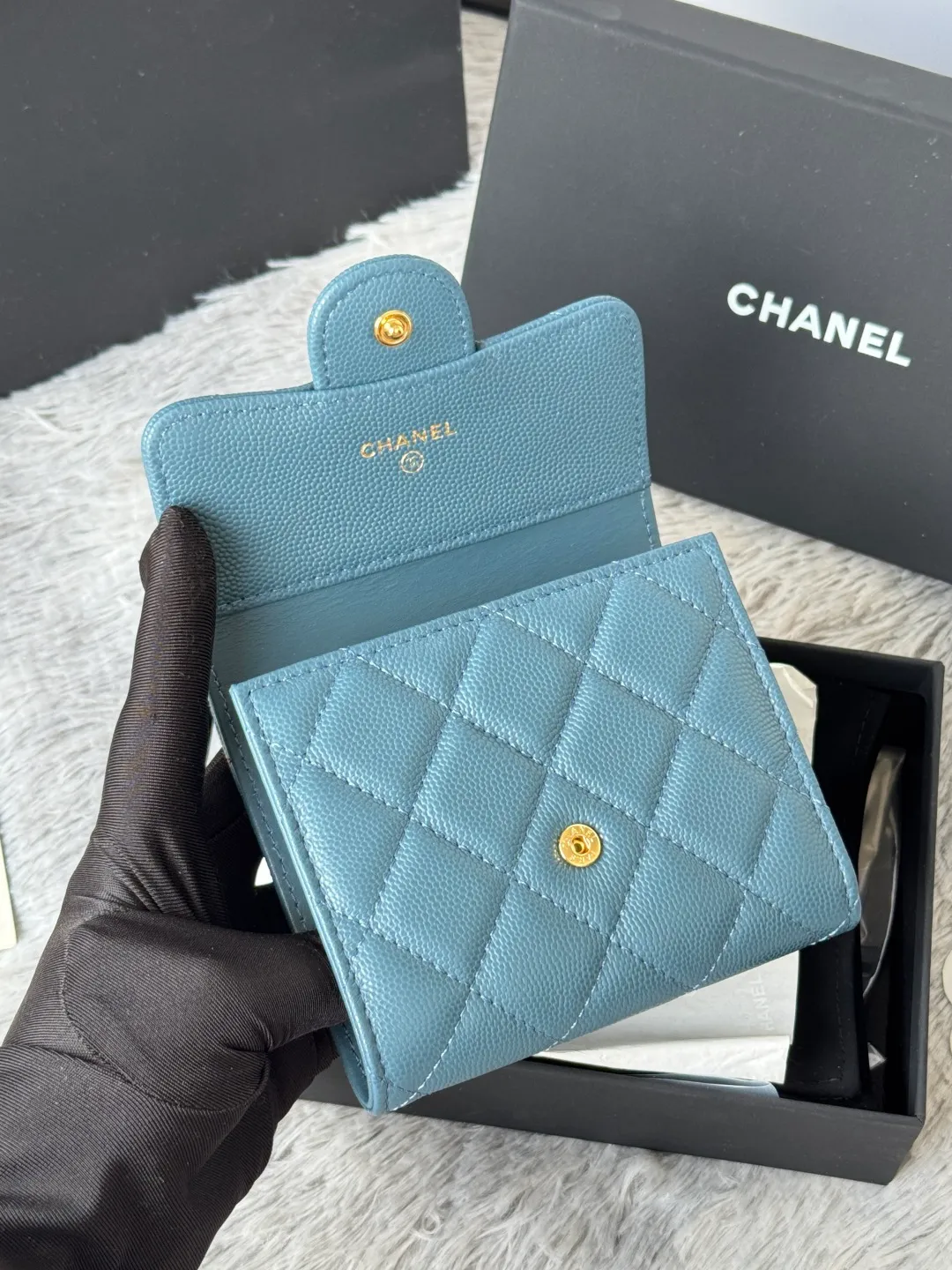 💰440💰 Made of calfskin, caviar, and cowhide, the CF short tri-fold wallet is now available! Chanel Grandma Xiang has 6 card slots, and there is a coin purse at the back, so you can put 2,000 Mao Zedong without any trouble at all! Delicate leather and gold hardware! Full of fashion sense, very fashionable, can be held in hand, can be put in the bag, very good for storage. Style number: 82288, size 10.5*11.5*3cm, color as shown in the picture, exclusive real shot