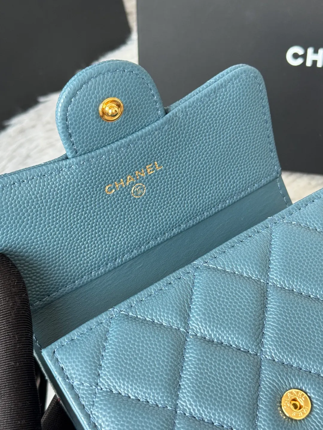 💰440💰 Made of calfskin, caviar, and cowhide, the CF short tri-fold wallet is now available! Chanel Grandma Xiang has 6 card slots, and there is a coin purse at the back, so you can put 2,000 Mao Zedong without any trouble at all! Delicate leather and gold hardware! Full of fashion sense, very fashionable, can be held in hand, can be put in the bag, very good for storage. Style number: 82288, size 10.5*11.5*3cm, color as shown in the picture, exclusive real shot