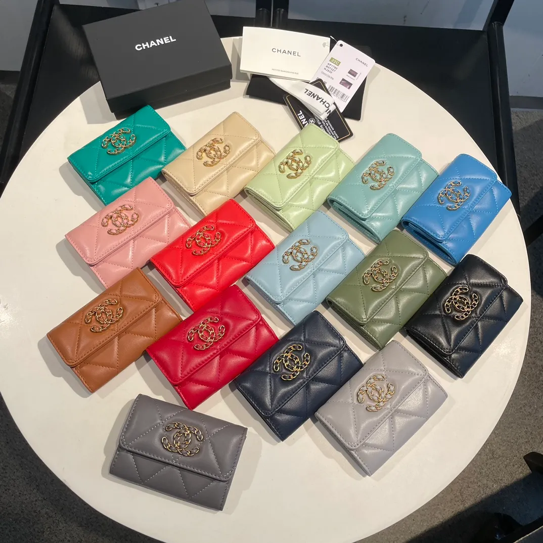 💰300😊Upgraded version💋🆕Ohanel new color🆕The latest hijab card holder, the texture of goatskin is invincible 😼The 19 series that is mainly promoted this season is the big rhombus, with a strong retro style👝Is there anyone who wants to buy each color🧸 The logo is eye-catching and unique, the goatskin has a faint luster, and the temperament instantly ups and downs❣The fashionable style and style are also co-created by Karl and Viard. The first series launched by the new artistic director will be a key recommendation of the brand from this year to next year, conveying the essence of the brand, with a full set of packaging 1790🍃size: 8.5*11cm