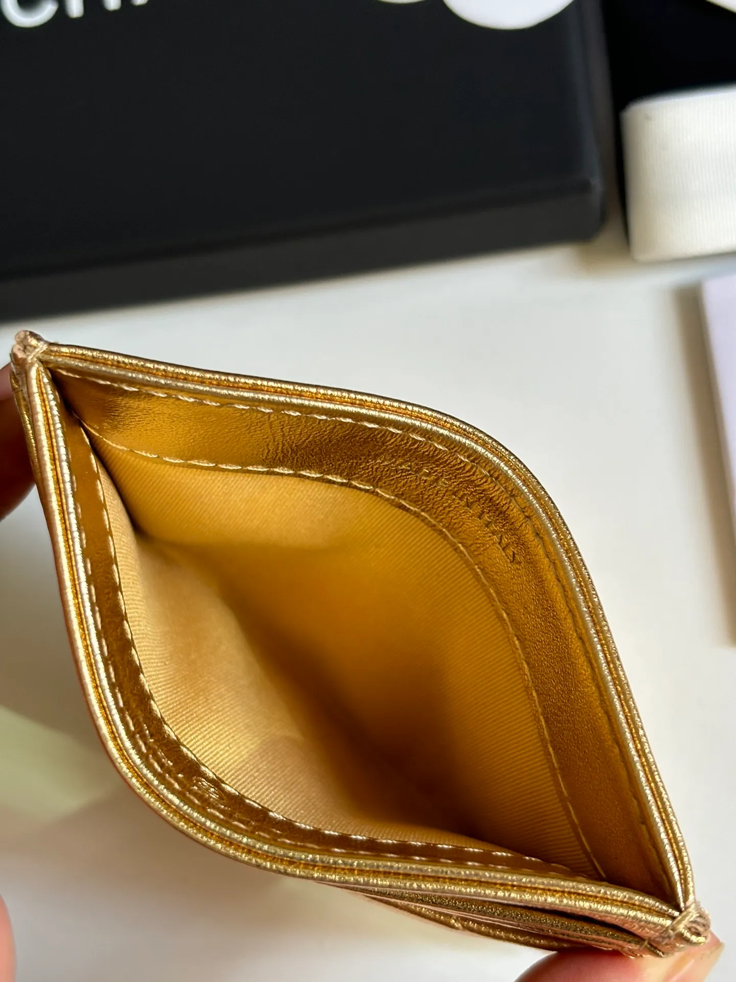 💰240 new product CH@NEL card holder has arrived💦This card holder adds a few more card slots based on the old model, making it more practical. It has original quality and beautiful details. Model No. AP8944, size 11*8*1cm.