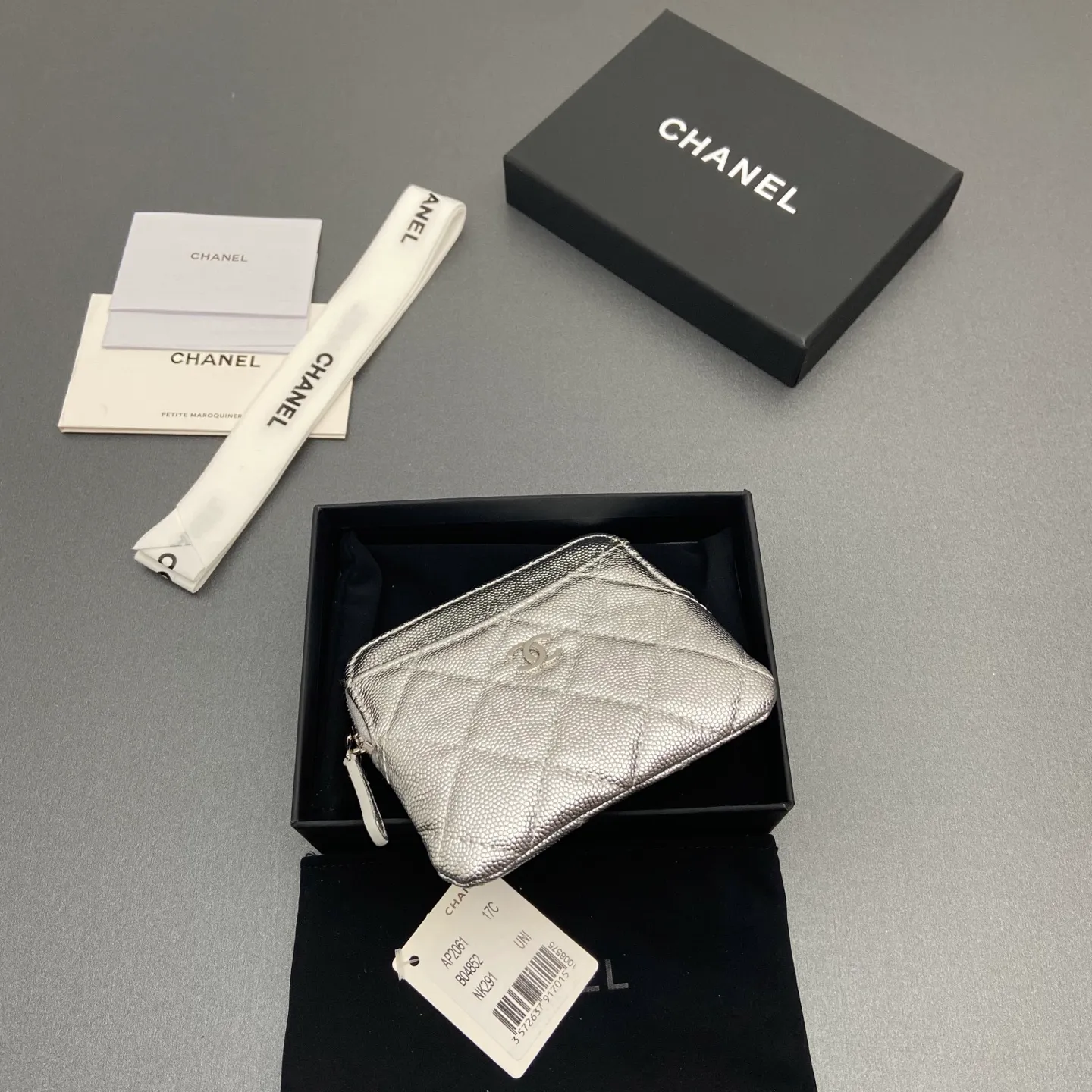 [Special grade hardware original leather] ¥380 Xiaoxiang small zipper bag card holder series Quilted card holder/wallet with iconic metal logo Gold tone metal hardware, special Italian imported leather 5 card slots, 1 small zipper bag No.: 2061 Silver thin ball silver hardware Size: w11.5×h10×d2cm