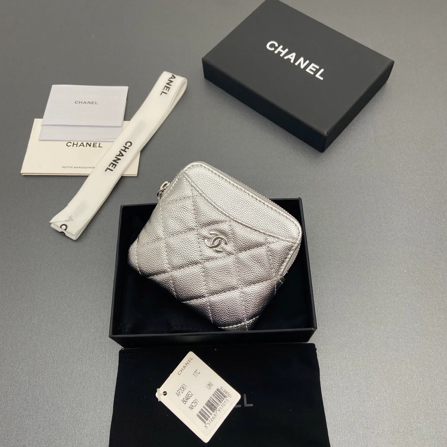 [Special grade hardware original leather] ¥380 Xiaoxiang small zipper bag card holder series Quilted card holder/wallet with iconic metal logo Gold tone metal hardware, special Italian imported leather 5 card slots, 1 small zipper bag No.: 2061 Silver thin ball silver hardware Size: w11.5×h10×d2cm