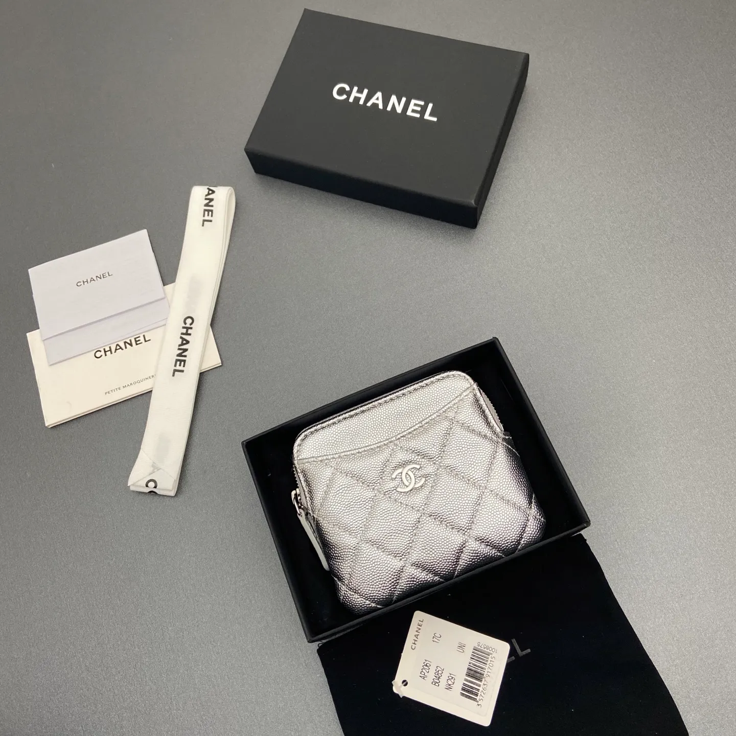 [Special grade hardware original leather] ¥380 Xiaoxiang small zipper bag card holder series Quilted card holder/wallet with iconic metal logo Gold tone metal hardware, special Italian imported leather 5 card slots, 1 small zipper bag No.: 2061 Silver thin ball silver hardware Size: w11.5×h10×d2cm