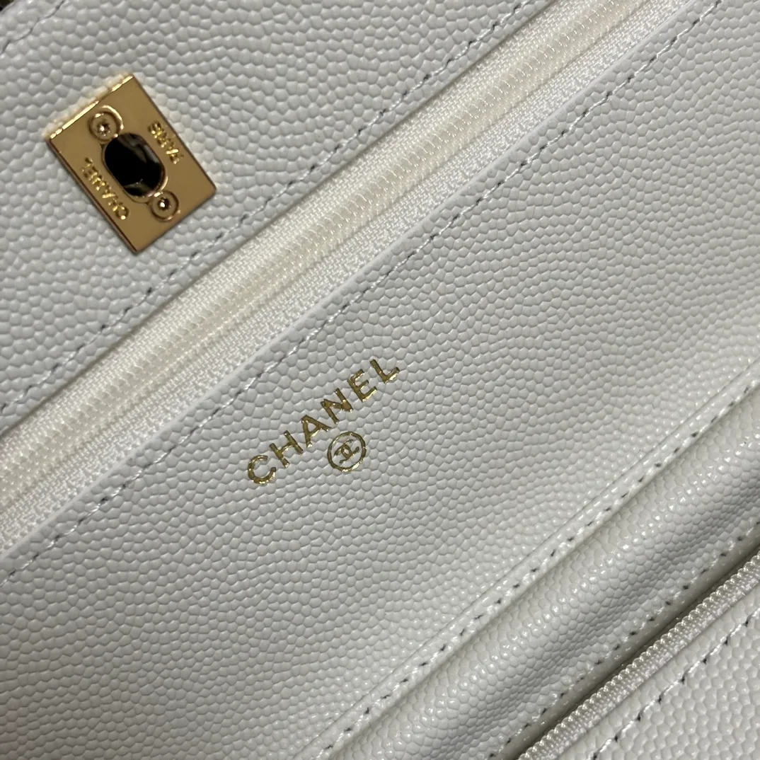 💰700 New product WOC🍃🍃Double C button style, 4241 new design is more solid. You no longer have to worry about things opening with too many buttons, and it still maintains the classic look. AP8482 size: 12×19.5×3.5cm