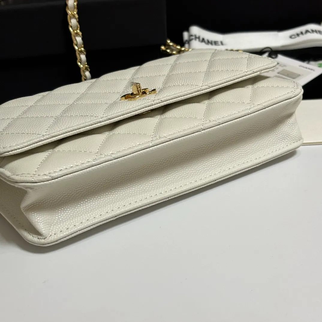 💰700 New product WOC🍃🍃Double C button style, 4241 new design is more solid. You no longer have to worry about things opening with too many buttons, and it still maintains the classic look. AP8482 size: 12×19.5×3.5cm