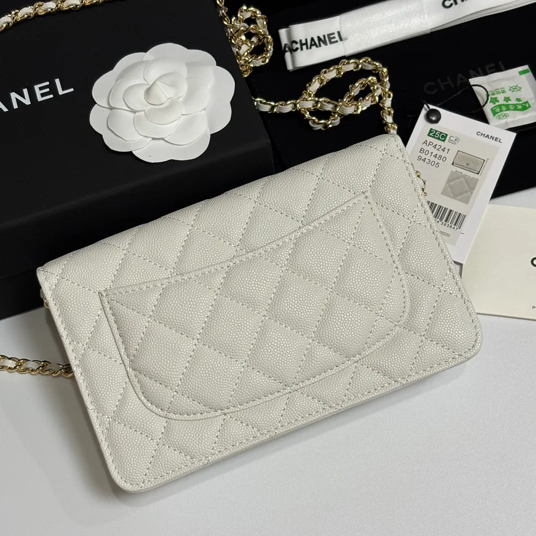 💰700 New product WOC🍃🍃Double C button style, 4241 new design is more solid. You no longer have to worry about things opening with too many buttons, and it still maintains the classic look. AP8482 size: 12×19.5×3.5cm
