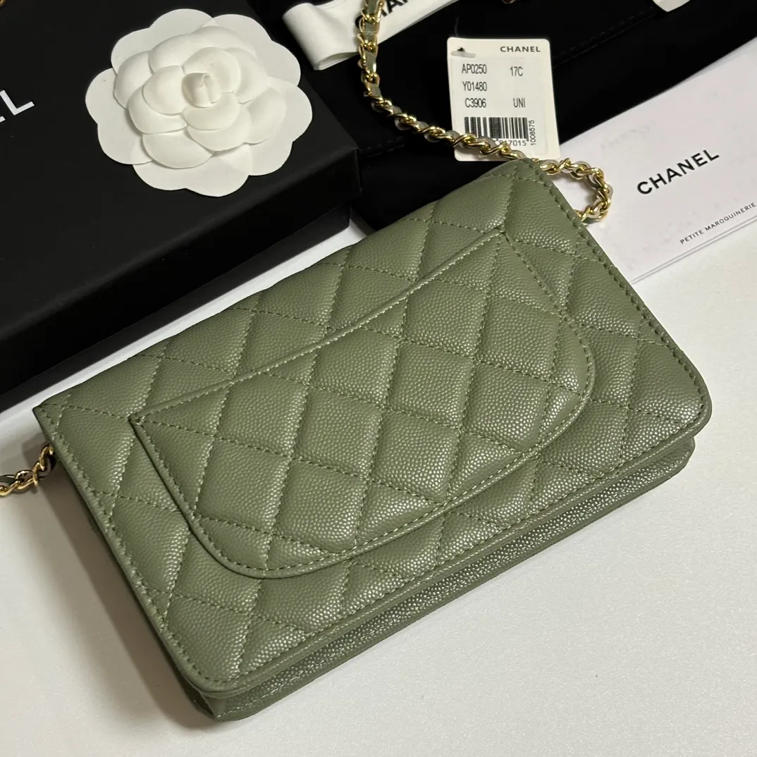 💰640 upgraded version of CHANE WOC chain bag💦Model number Ap500! ! ! Different from the previous classics, the current model uses suction buckles, which is more convenient.... One piece of leather to the end [Color] [Color] [Color] Top leather hardware, original quality! The details are so beautiful and the complete package! Size 19.5*12*3.5cm