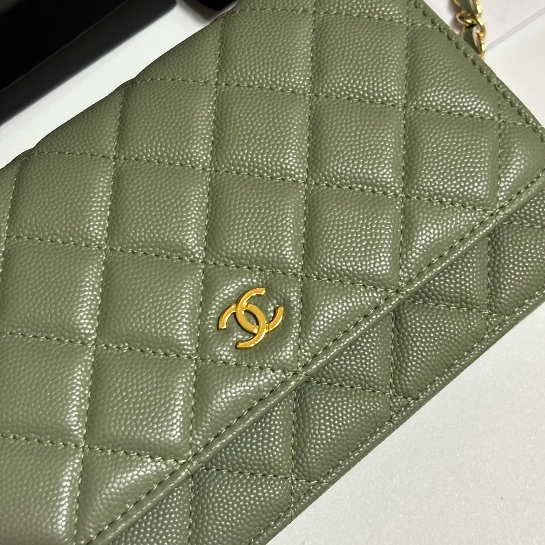 💰640 upgraded version of CHANE WOC chain bag💦Model number Ap500! ! ! Different from the previous classics, the current model uses suction buckles, which is more convenient.... One piece of leather to the end [Color] [Color] [Color] Top leather hardware, original quality! The details are so beautiful and the complete package! Size 19.5*12*3.5cm