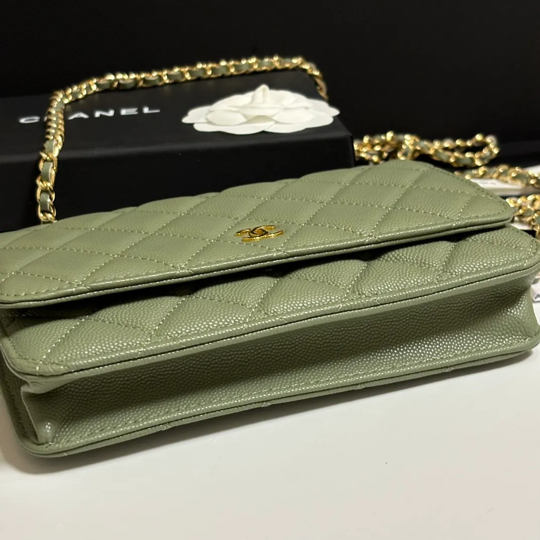 💰640 upgraded version of CHANE WOC chain bag💦Model number Ap500! ! ! Different from the previous classics, the current model uses suction buckles, which is more convenient.... One piece of leather to the end [Color] [Color] [Color] Top leather hardware, original quality! The details are so beautiful and the complete package! Size 19.5*12*3.5cm