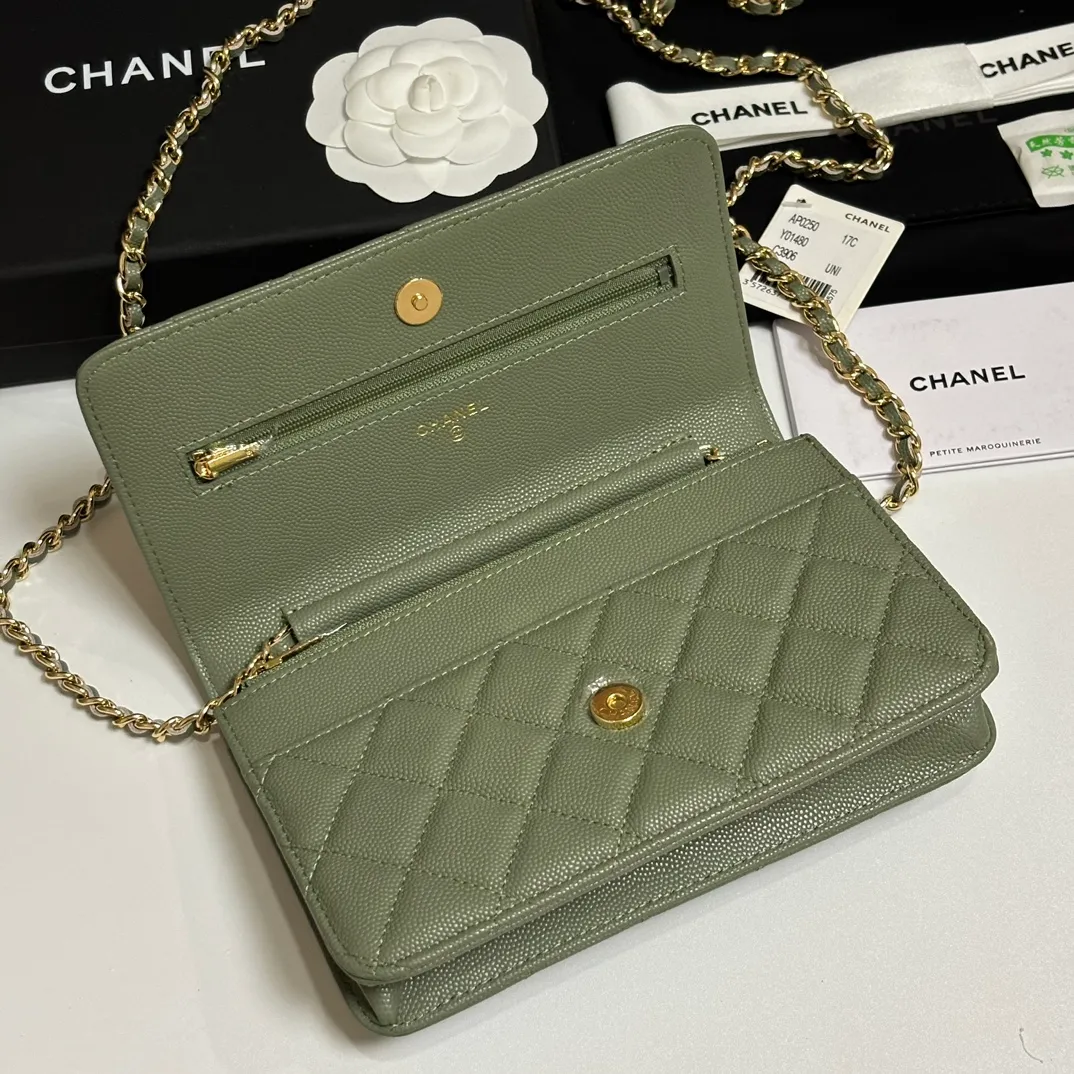 💰640 upgraded version of CHANE WOC chain bag💦Model number Ap500! ! ! Different from the previous classics, the current model uses suction buckles, which is more convenient.... One piece of leather to the end [Color] [Color] [Color] Top leather hardware, original quality! The details are so beautiful and the complete package! Size 19.5*12*3.5cm