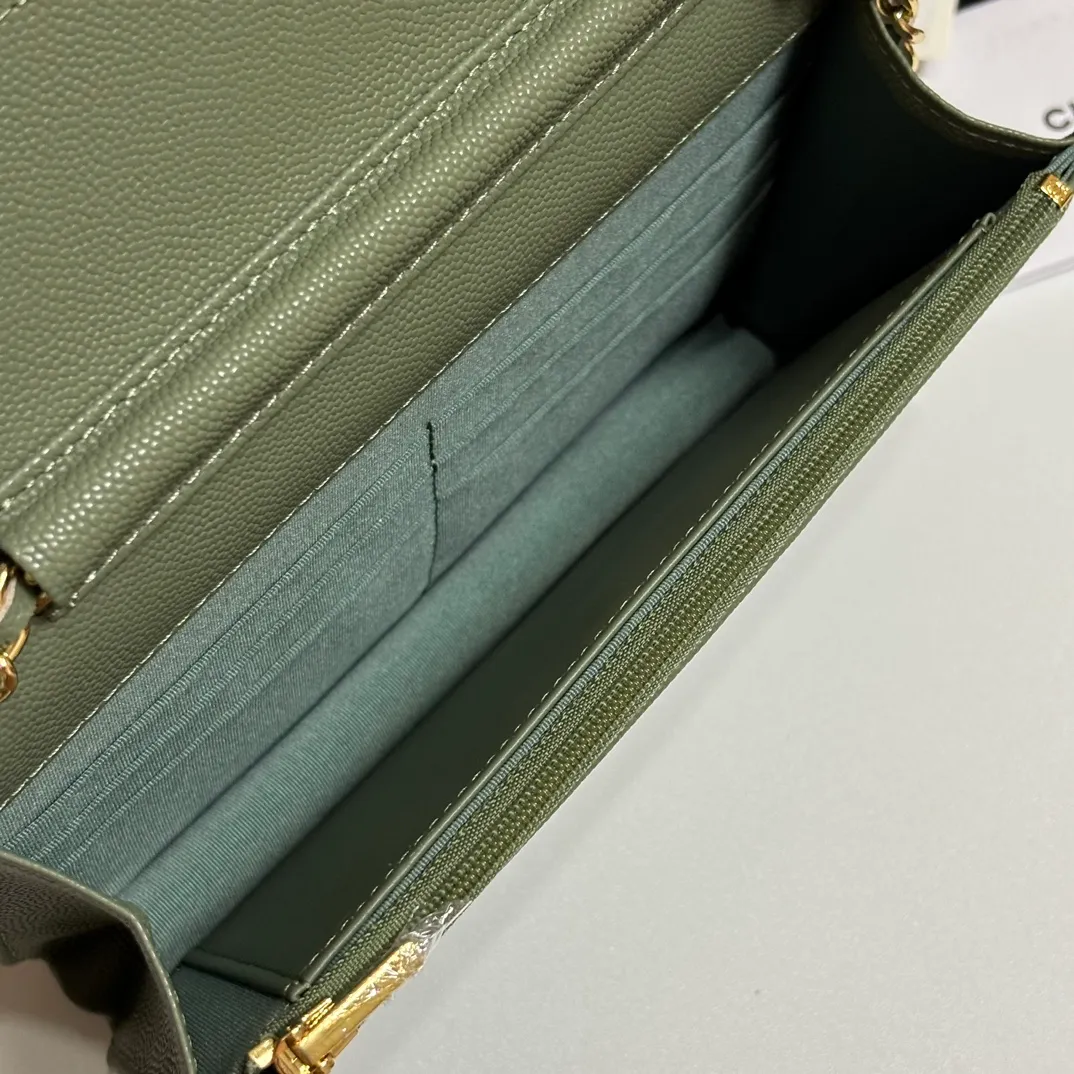 💰640 upgraded version of CHANE WOC chain bag💦Model number Ap500! ! ! Different from the previous classics, the current model uses suction buckles, which is more convenient.... One piece of leather to the end [Color] [Color] [Color] Top leather hardware, original quality! The details are so beautiful and the complete package! Size 19.5*12*3.5cm