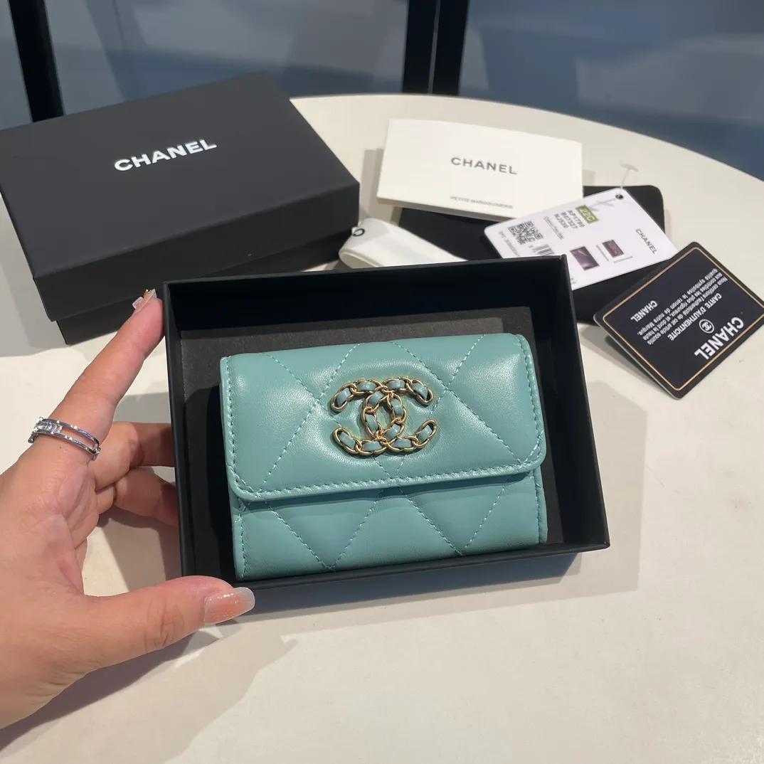 💰300😊Upgraded version💋🆕Ohanel new color🆕The latest hijab card holder, the texture of goatskin is invincible 😼The 19 series that is mainly promoted this season is the big rhombus, with a strong retro style👝Is there anyone who wants to buy each color🧸 The logo is eye-catching and unique, the goatskin has a faint luster, and the temperament instantly ups and downs❣The fashionable style and style are also co-created by Karl and Viard. The first series launched by the new artistic director will be a key recommendation of the brand from this year to next year, conveying the essence of the brand, with a full set of packaging 1790🍃size: 8.5*11cm
