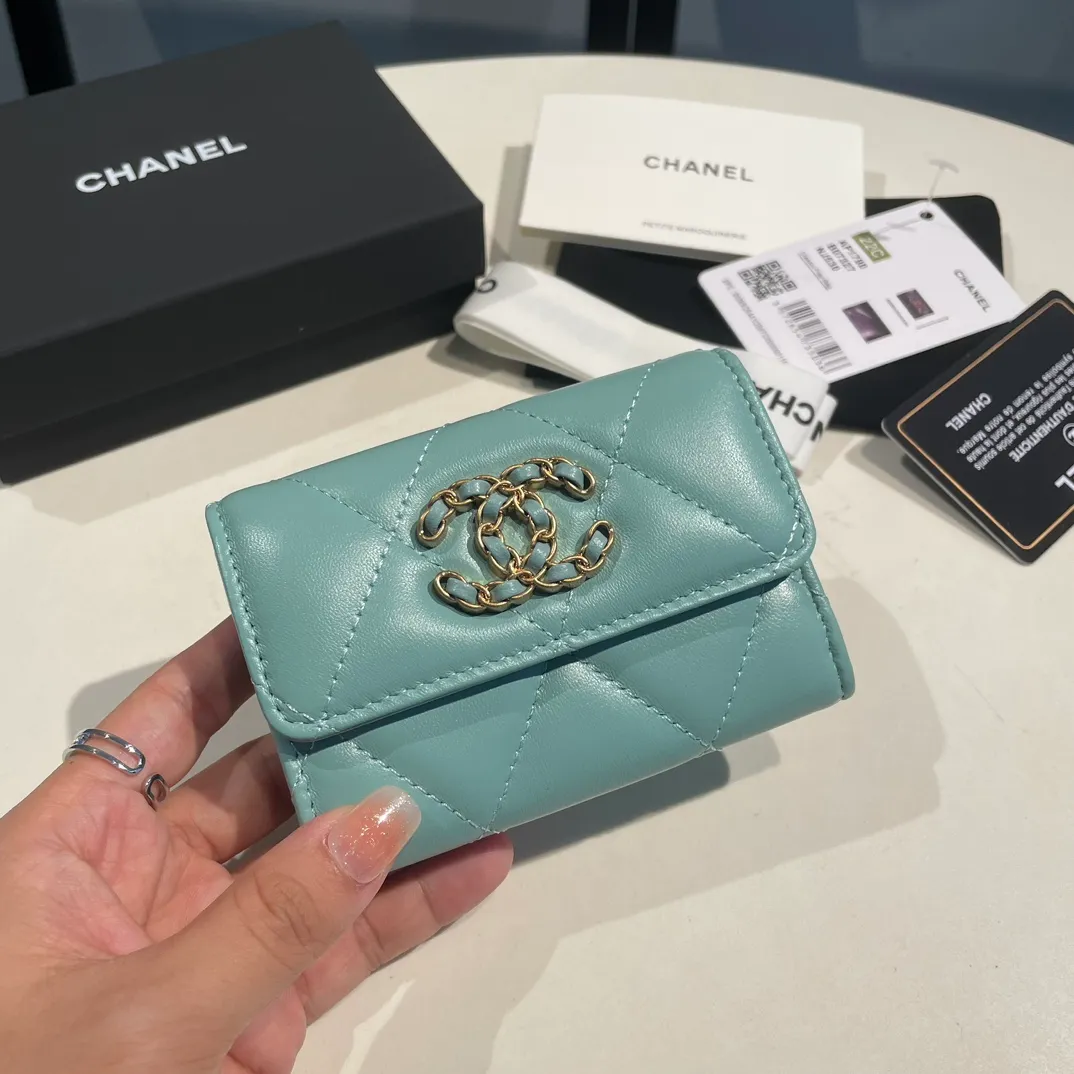 💰300😊Upgraded version💋🆕Ohanel new color🆕The latest hijab card holder, the texture of goatskin is invincible 😼The 19 series that is mainly promoted this season is the big rhombus, with a strong retro style👝Is there anyone who wants to buy each color🧸 The logo is eye-catching and unique, the goatskin has a faint luster, and the temperament instantly ups and downs❣The fashionable style and style are also co-created by Karl and Viard. The first series launched by the new artistic director will be a key recommendation of the brand from this year to next year, conveying the essence of the brand, with a full set of packaging 1790🍃size: 8.5*11cm