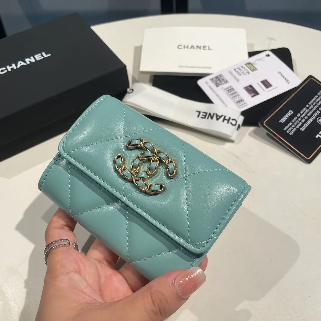 💰300😊Upgraded version💋🆕Ohanel new color🆕The latest hijab card holder, the texture of goatskin is invincible 😼The 19 series that is mainly promoted this season is the big rhombus, with a strong retro style👝Is there anyone who wants to buy each color🧸 The logo is eye-catching and unique, the goatskin has a faint luster, and the temperament instantly ups and downs❣The fashionable style and style are also co-created by Karl and Viard. The first series launched by the new artistic director will be a key recommendation of the brand from this year to next year, conveying the essence of the brand, with a full set of packaging 1790🍃size: 8.5*11cm