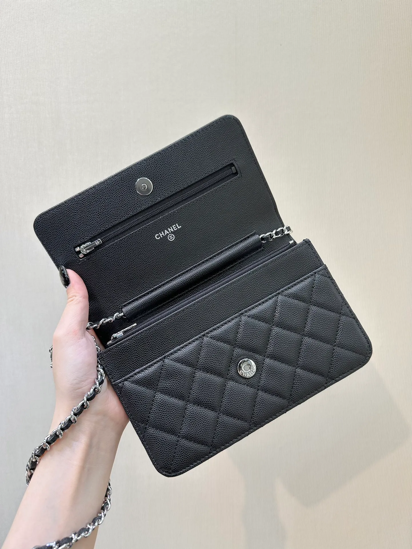 3839 Real photos of the interior details⚠️ It is both a wallet and a WOC bag. It has the functions of a long wallet. It has card slots, zipper pockets for coins, and side pockets for banknotes. This wallet also has a certain thickness, allowing you to stuff in essentials such as mobile phones, keys, tissues, etc.