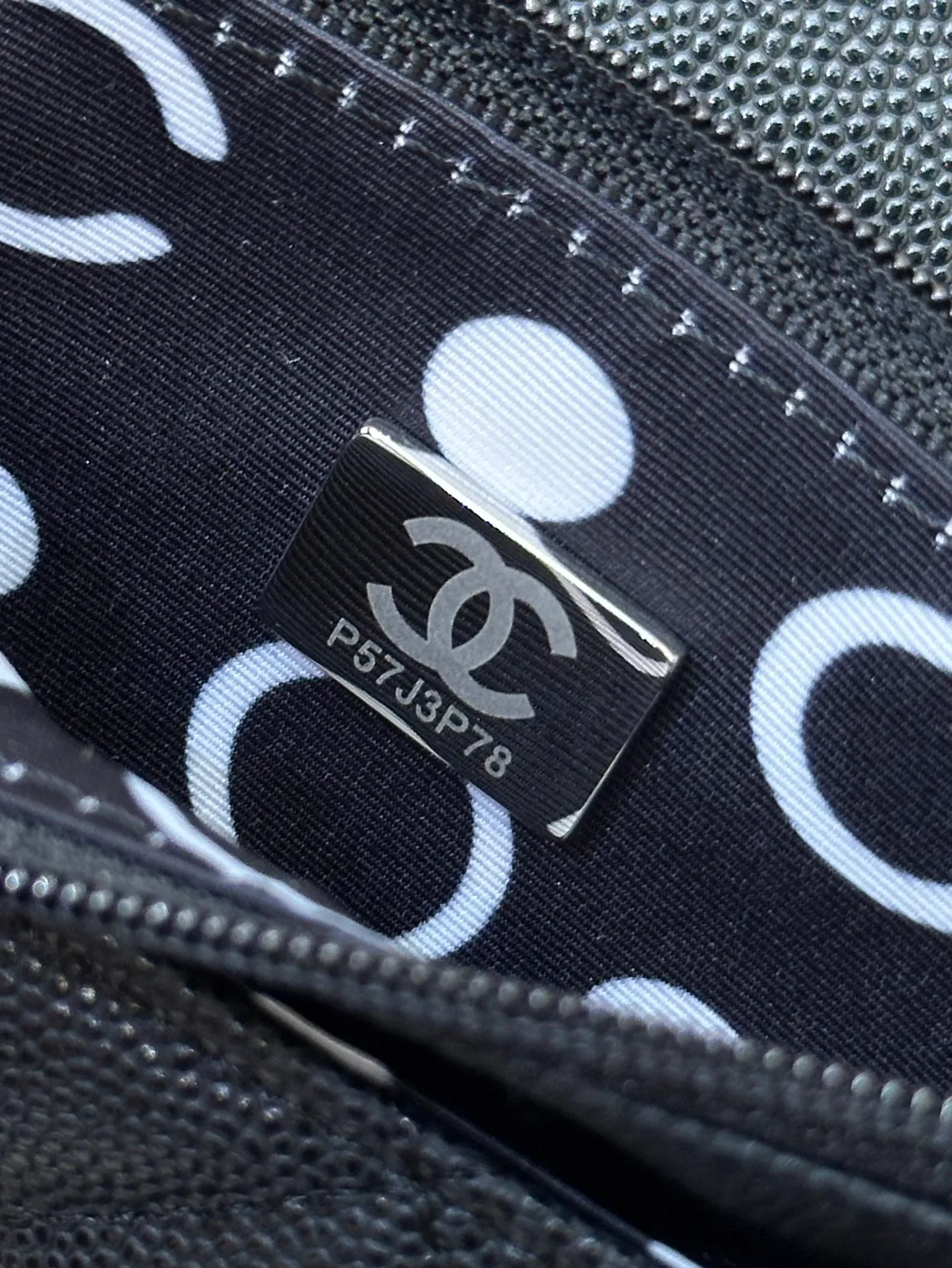 3839 Real photos of the interior details⚠️ It is both a wallet and a WOC bag. It has the functions of a long wallet. It has card slots, zipper pockets for coins, and side pockets for banknotes. This wallet also has a certain thickness, allowing you to stuff in essentials such as mobile phones, keys, tissues, etc.