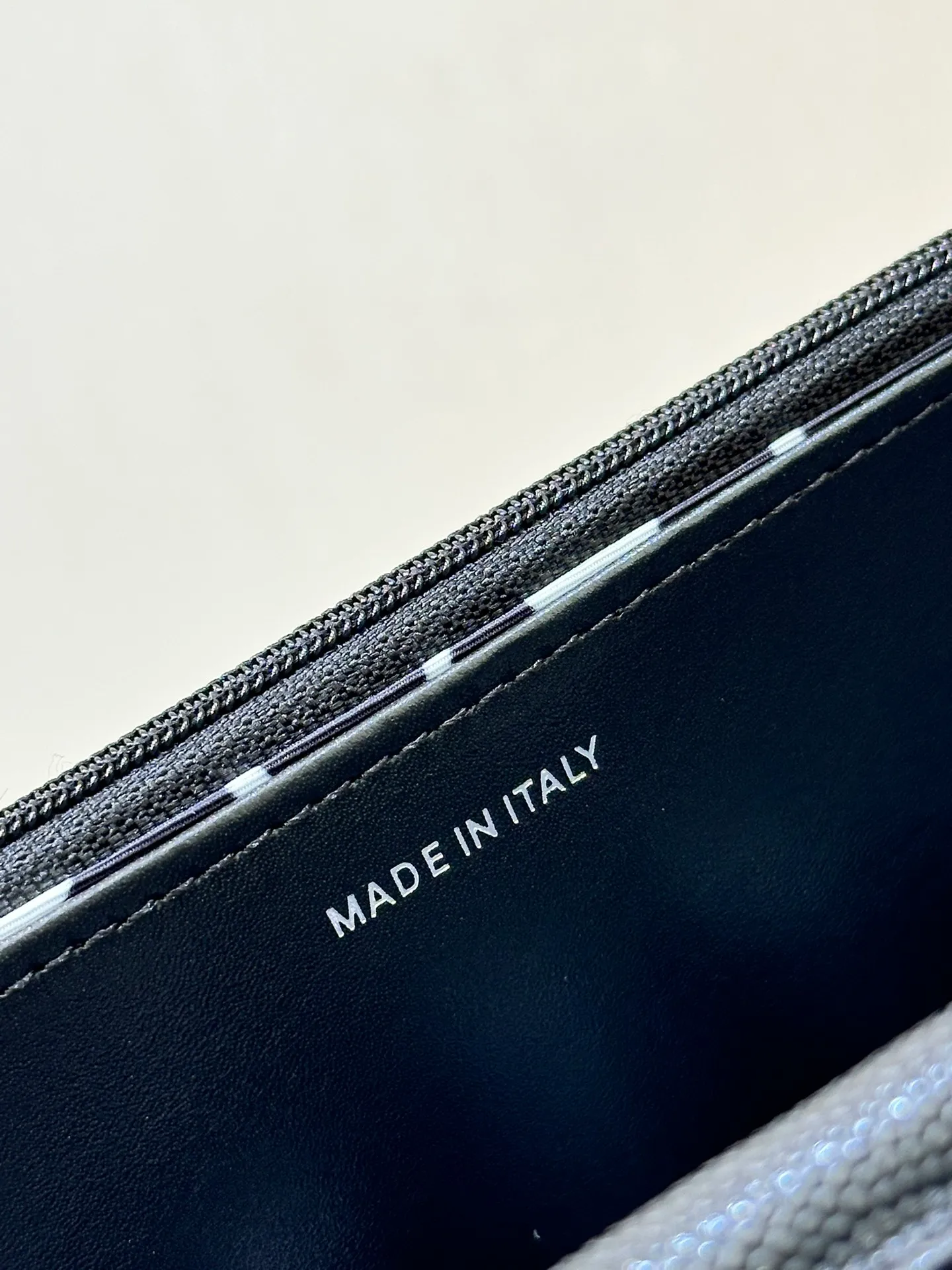 3839 Real photos of the interior details⚠️ It is both a wallet and a WOC bag. It has the functions of a long wallet. It has card slots, zipper pockets for coins, and side pockets for banknotes. This wallet also has a certain thickness, allowing you to stuff in essentials such as mobile phones, keys, tissues, etc.