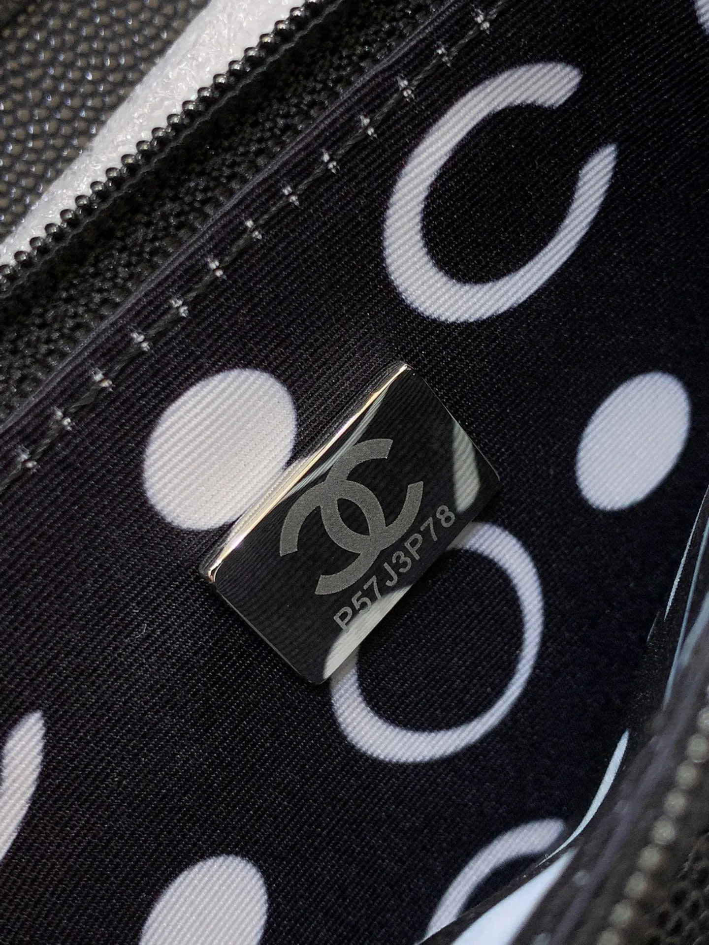 3839 Real photos of the interior details⚠️ It is both a wallet and a WOC bag. It has the functions of a long wallet. It has card slots, zipper pockets for coins, and side pockets for banknotes. This wallet also has a certain thickness, allowing you to stuff in essentials such as mobile phones, keys, tissues, etc.