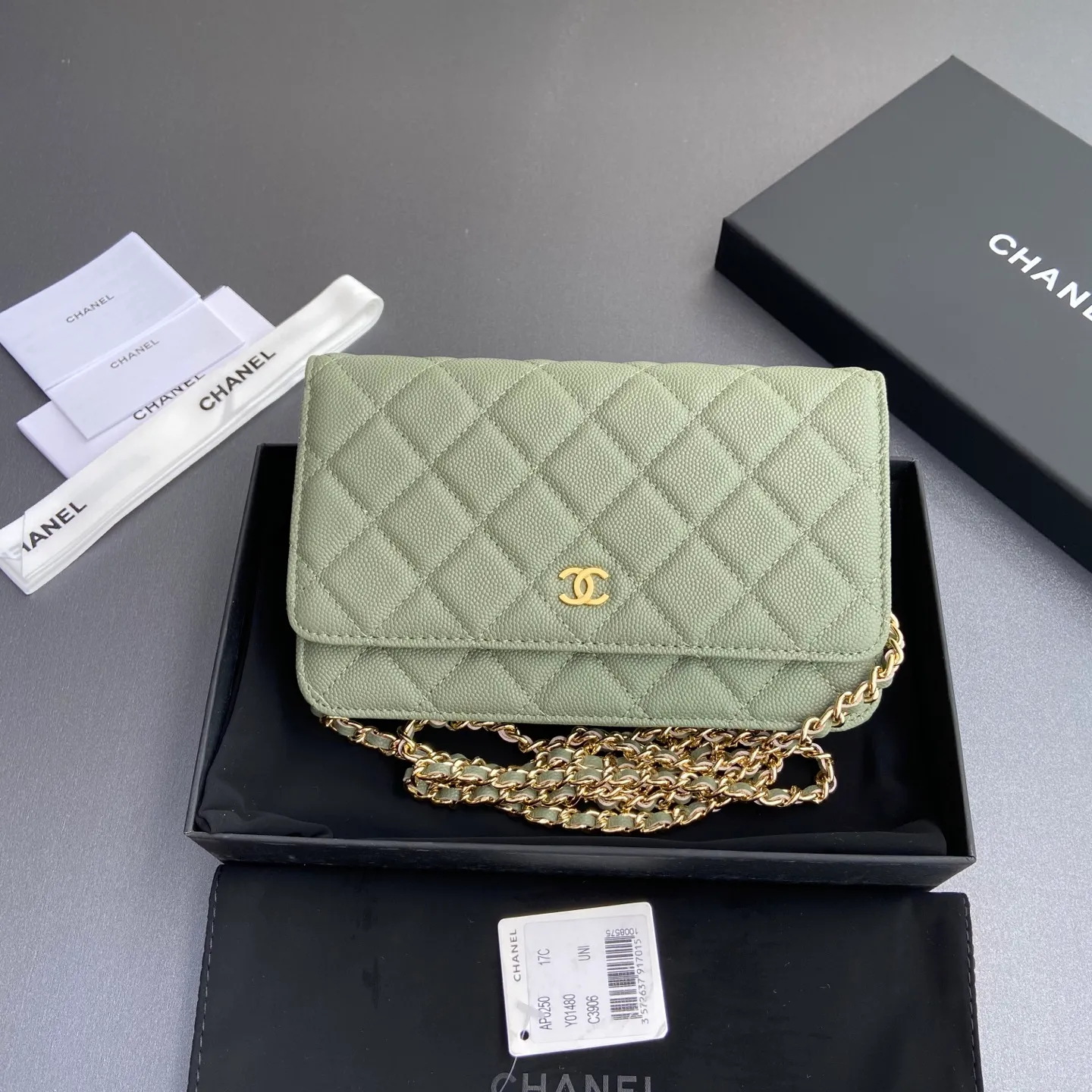 Xiaoxiang imported Italian grained calfskin Item number: A0250 Price: 640 Size: w20×h13×d3.5cm Color: Greek edge fine ball pattern golden steel mark