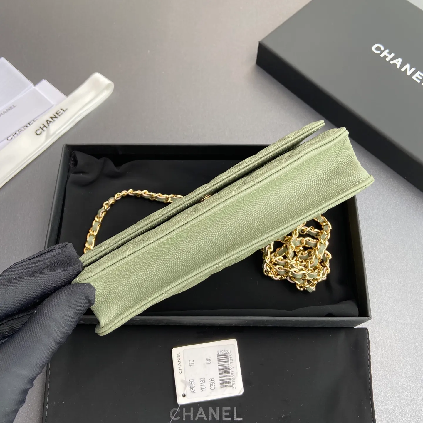 Xiaoxiang imported Italian grained calfskin Item number: A0250 Price: 640 Size: w20×h13×d3.5cm Color: Greek edge fine ball pattern golden steel mark