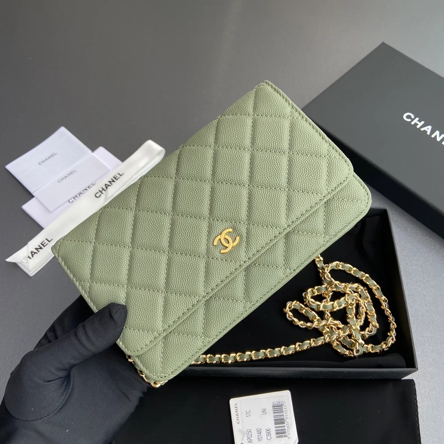 Xiaoxiang imported Italian grained calfskin Item number: A0250 Price: 640 Size: w20×h13×d3.5cm Color: Greek edge fine ball pattern golden steel mark