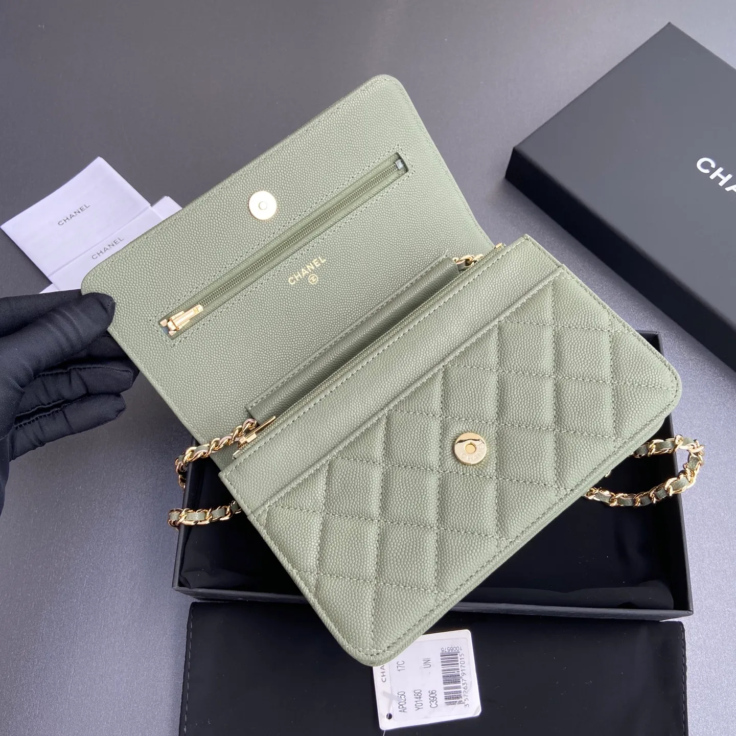 Xiaoxiang imported Italian grained calfskin Item number: A0250 Price: 640 Size: w20×h13×d3.5cm Color: Greek edge fine ball pattern golden steel mark
