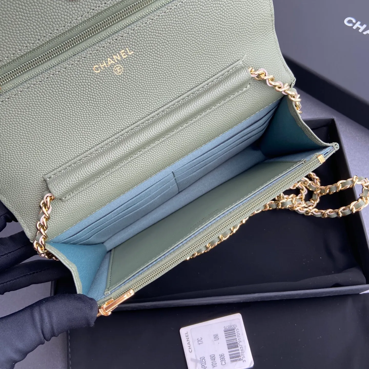 Xiaoxiang imported Italian grained calfskin Item number: A0250 Price: 640 Size: w20×h13×d3.5cm Color: Greek edge fine ball pattern golden steel mark