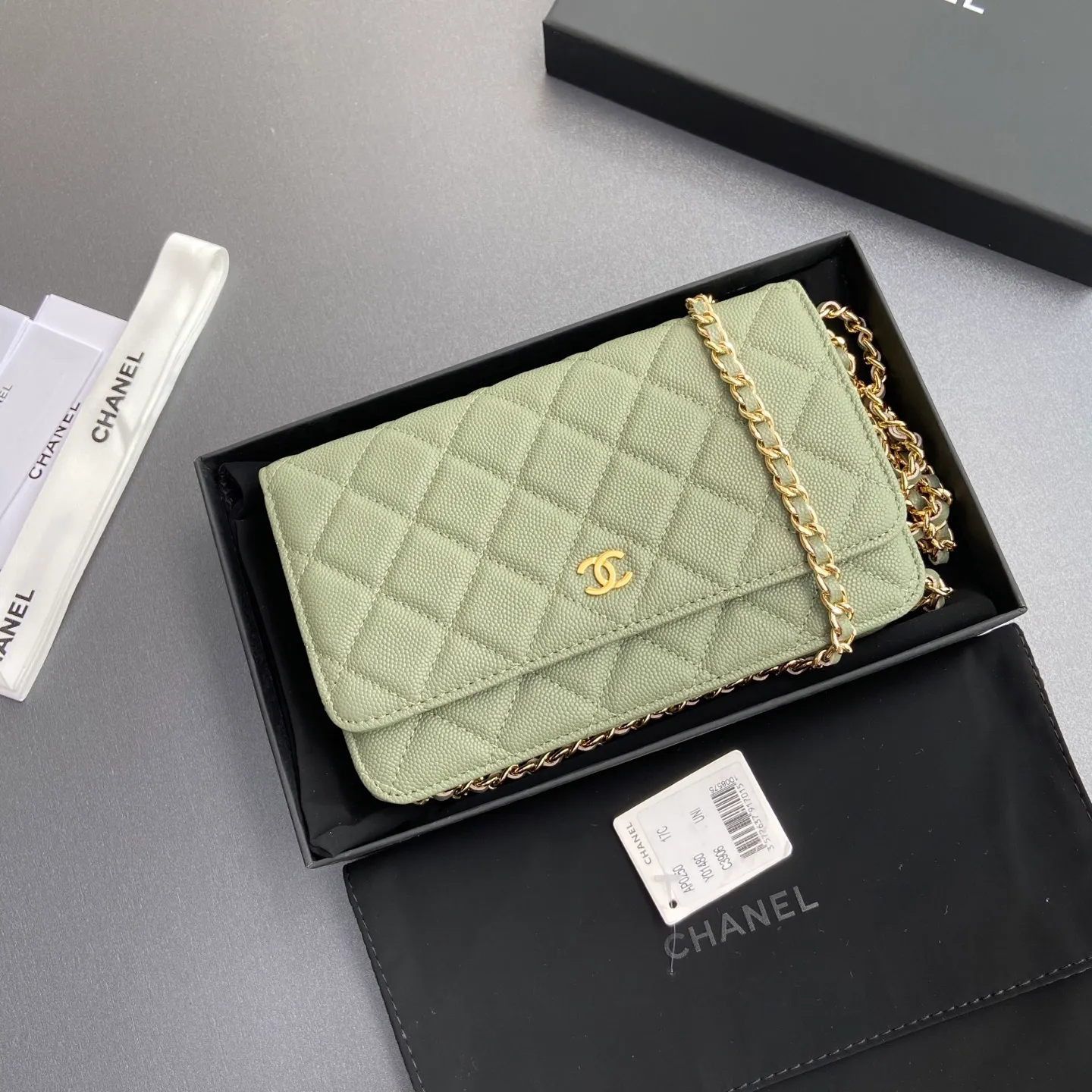 Xiaoxiang imported Italian grained calfskin Item number: A0250 Price: 640 Size: w20×h13×d3.5cm Color: Greek edge fine ball pattern golden steel mark