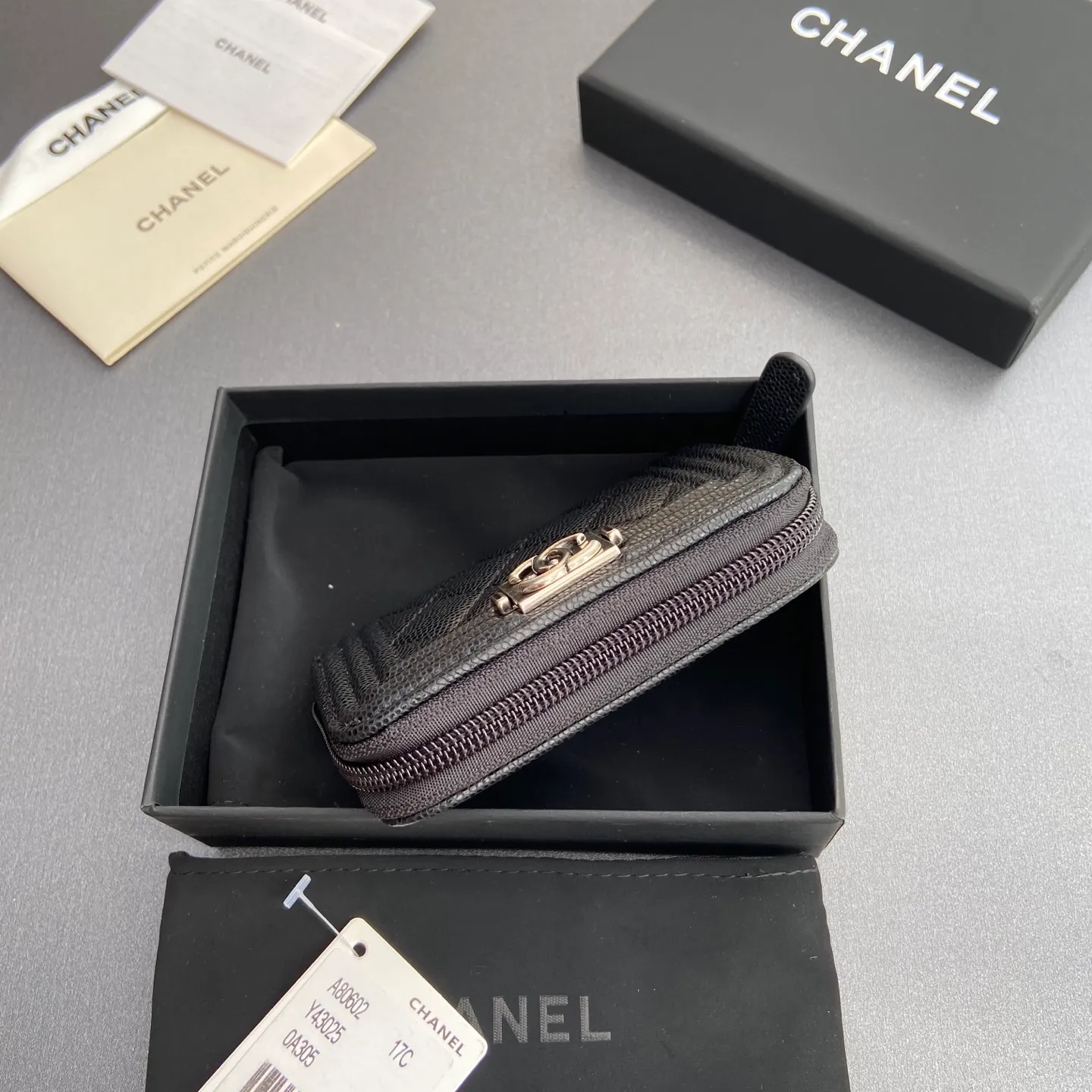 Xiaoxiang imported Italian leather Item number: A80602 Price: 320 Size: w11×h7.5×d2cm Color: black ball pattern silver hardware