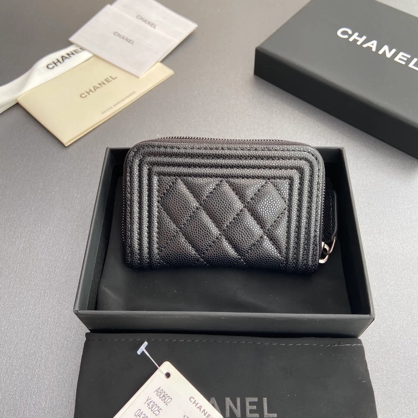 Xiaoxiang imported Italian leather Item number: A80602 Price: 320 Size: w11×h7.5×d2cm Color: black ball pattern silver hardware
