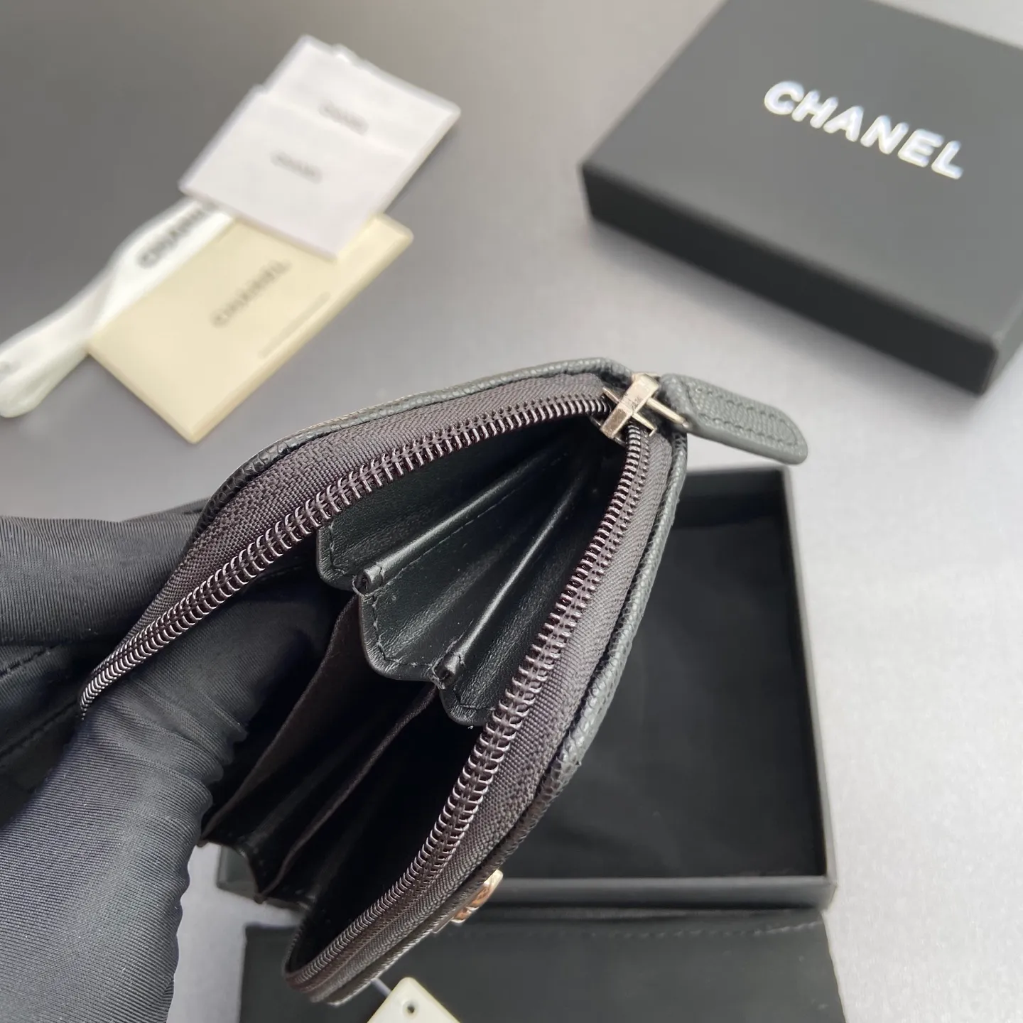 Xiaoxiang imported Italian leather Item number: A80602 Price: 320 Size: w11×h7.5×d2cm Color: black ball pattern silver hardware