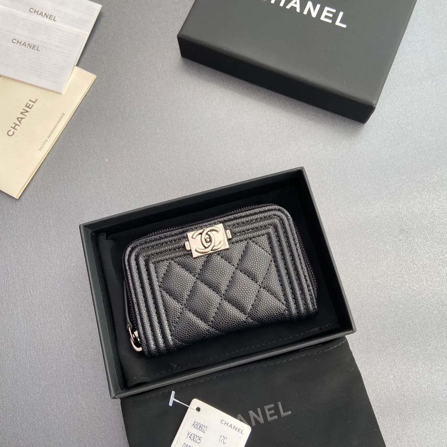 Xiaoxiang imported Italian leather Item number: A80602 Price: 320 Size: w11×h7.5×d2cm Color: black ball pattern silver hardware