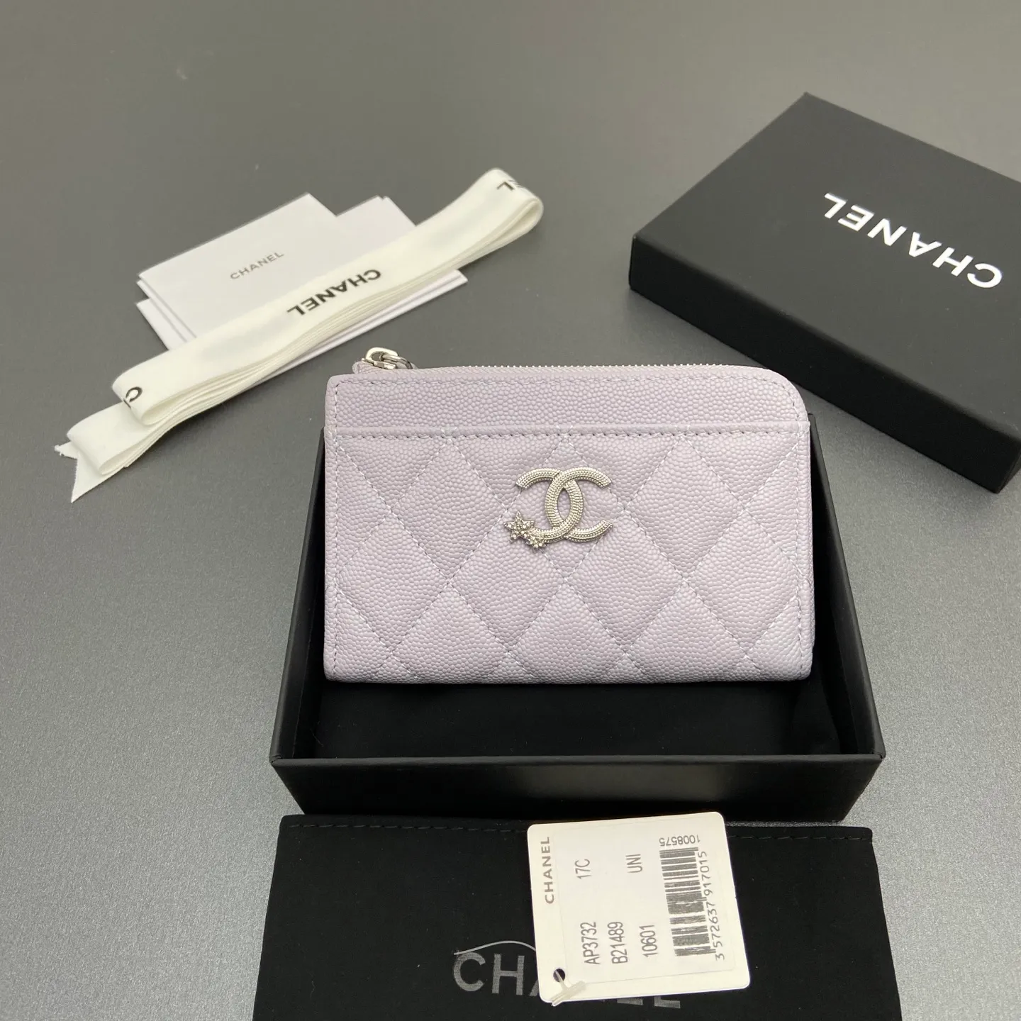 25b new series caviar cowhide with stars ⭐logo shiny blingblibg~zipper bag card holder series 6 card slots, 1 zipper bag Item number: A 3732 Price: 360 Size: w13×h8.5×d2cm Color: light purple fine ball pattern silver star hardware