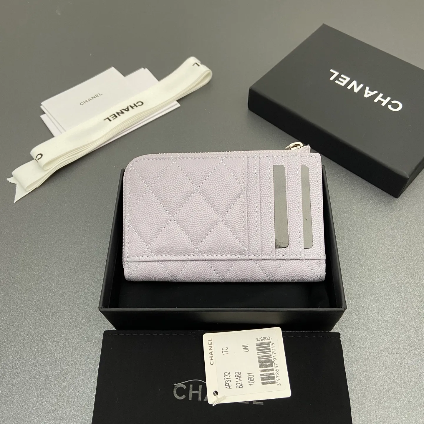 25b new series caviar cowhide with stars ⭐logo shiny blingblibg~zipper bag card holder series 6 card slots, 1 zipper bag Item number: A 3732 Price: 360 Size: w13×h8.5×d2cm Color: light purple fine ball pattern silver star hardware