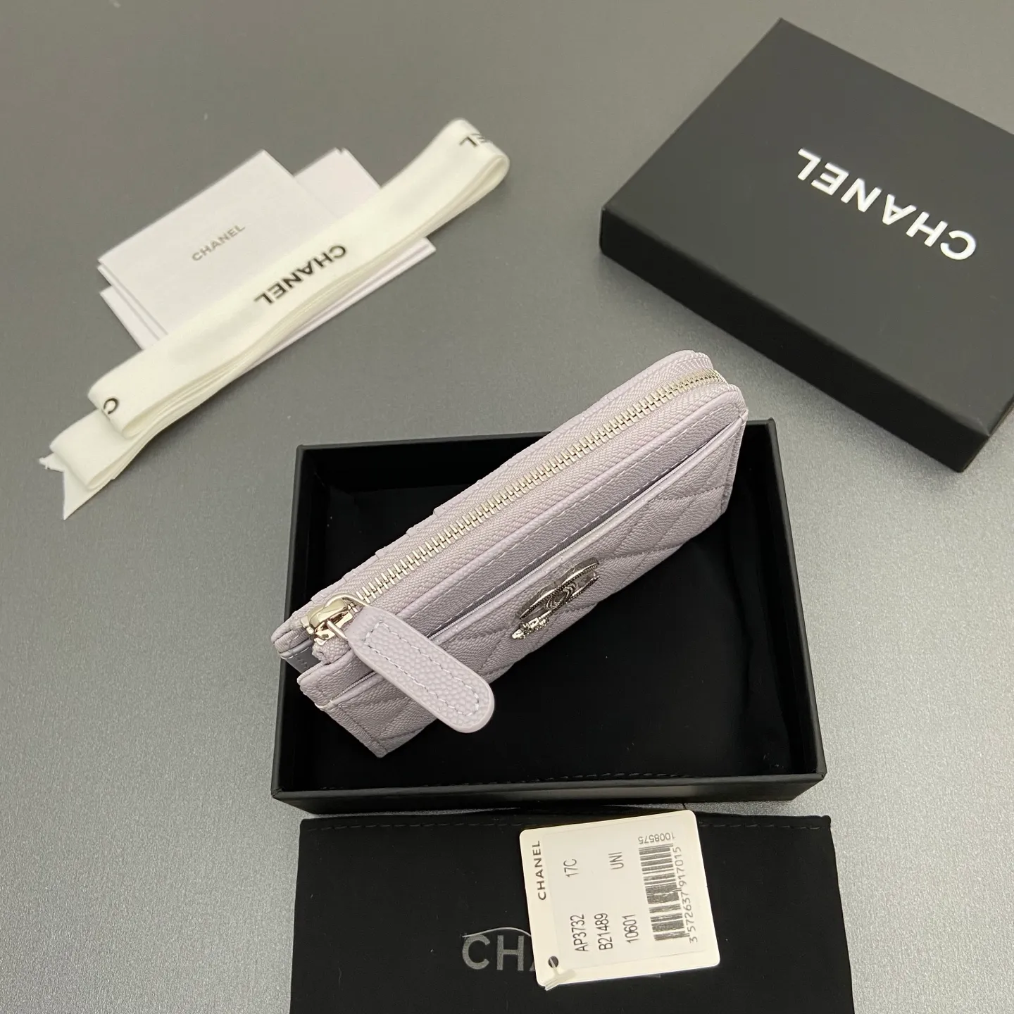 25b new series caviar cowhide with stars ⭐logo shiny blingblibg~zipper bag card holder series 6 card slots, 1 zipper bag Item number: A 3732 Price: 360 Size: w13×h8.5×d2cm Color: light purple fine ball pattern silver star hardware