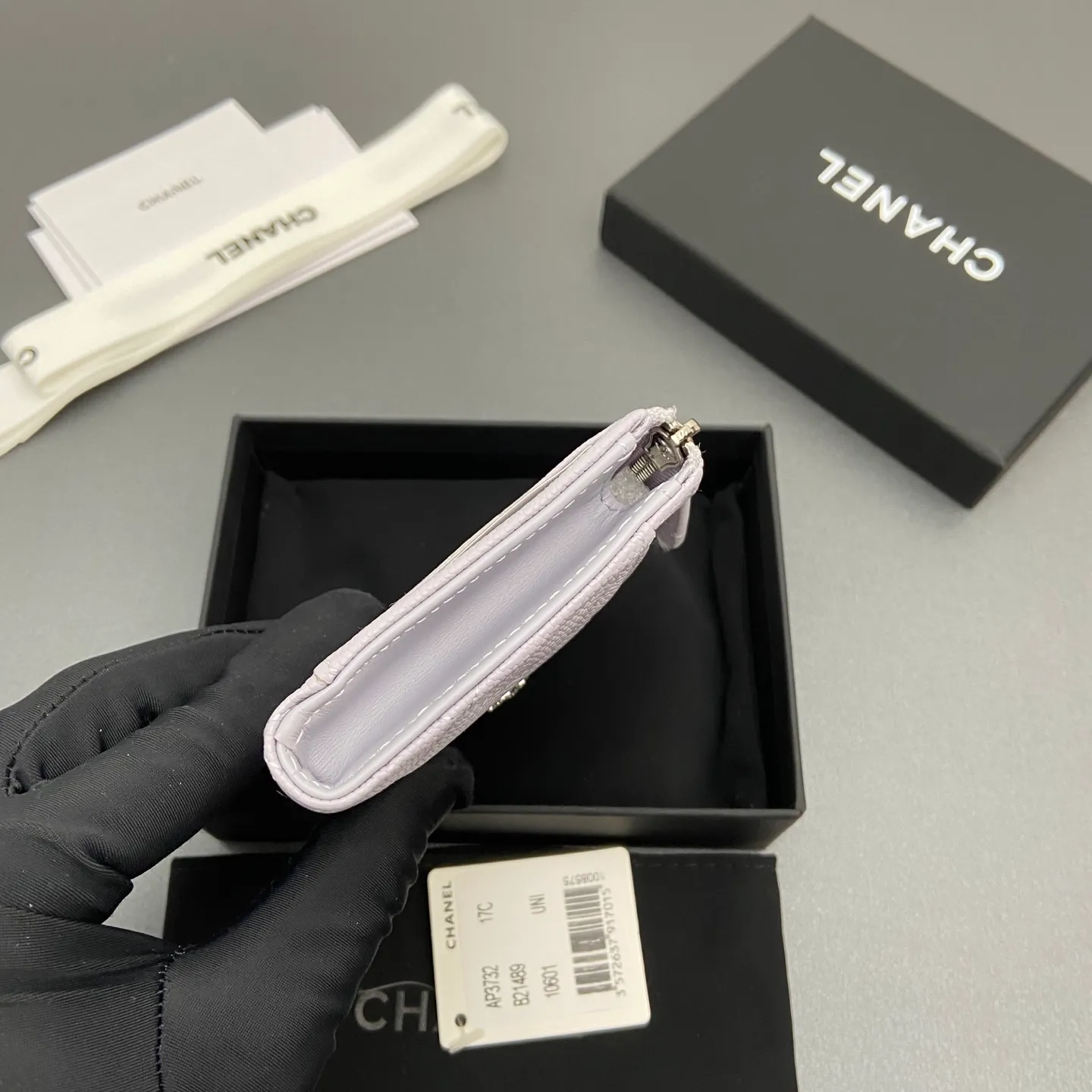 25b new series caviar cowhide with stars ⭐logo shiny blingblibg~zipper bag card holder series 6 card slots, 1 zipper bag Item number: A 3732 Price: 360 Size: w13×h8.5×d2cm Color: light purple fine ball pattern silver star hardware
