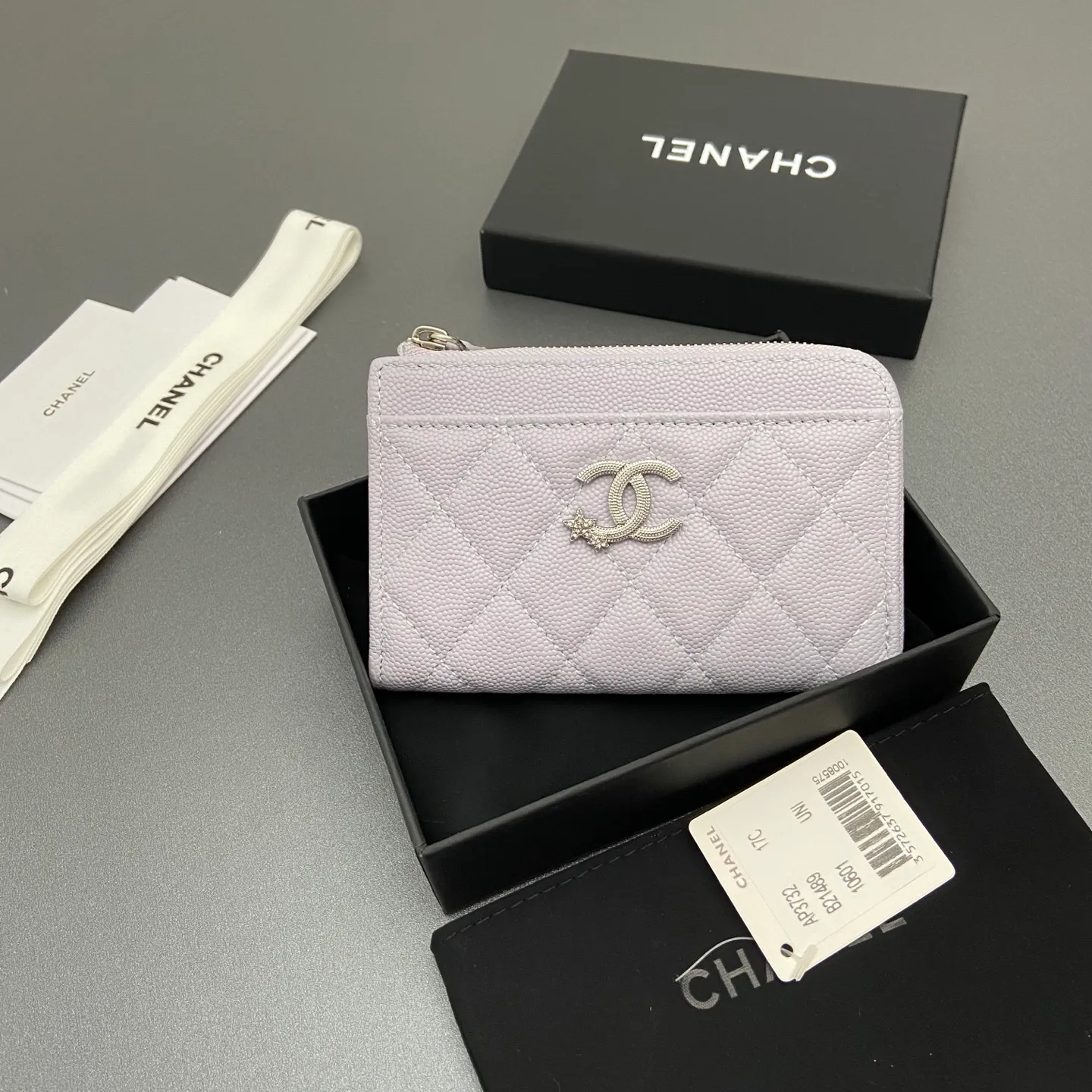 25b new series caviar cowhide with stars ⭐logo shiny blingblibg~zipper bag card holder series 6 card slots, 1 zipper bag Item number: A 3732 Price: 360 Size: w13×h8.5×d2cm Color: light purple fine ball pattern silver star hardware