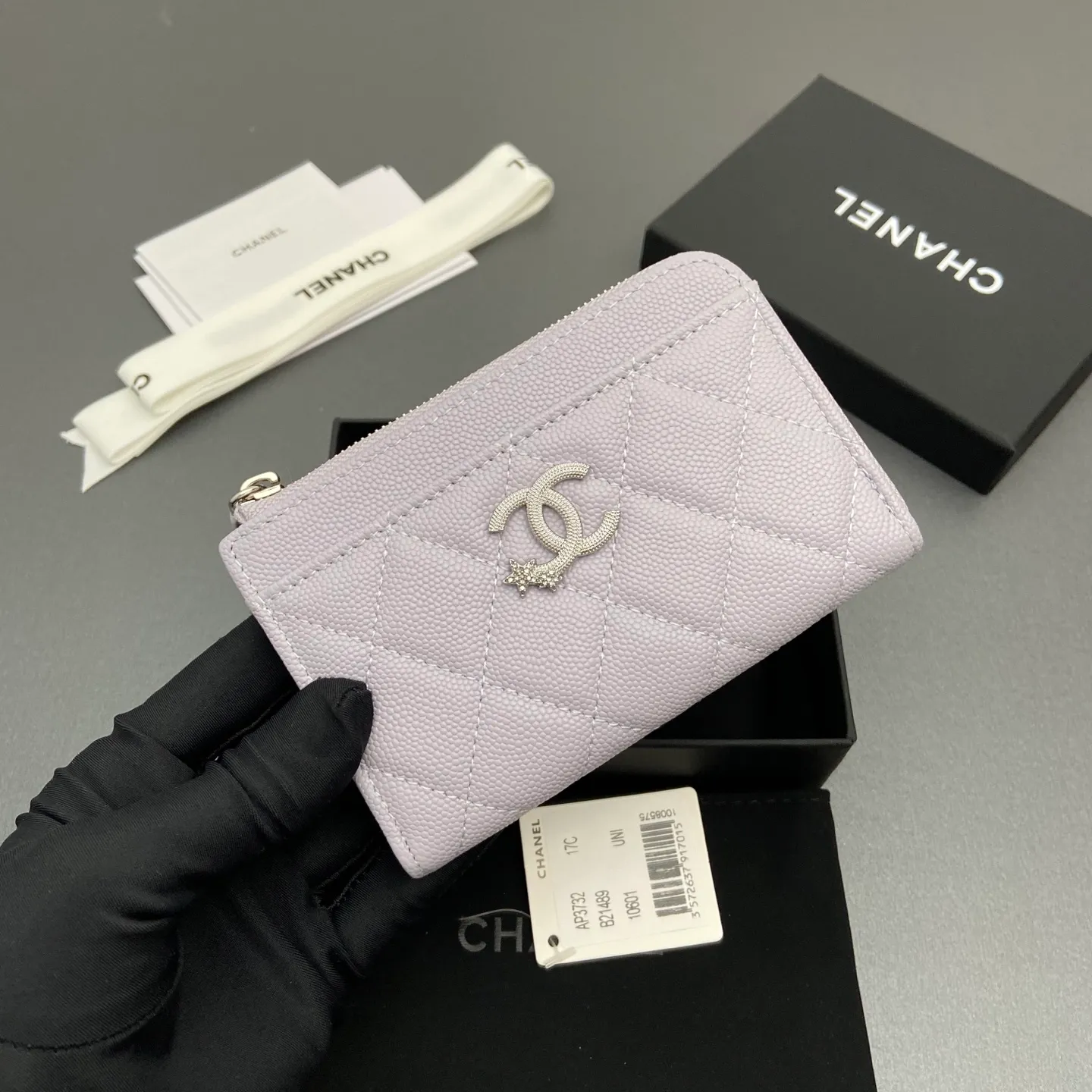 25b new series caviar cowhide with stars ⭐logo shiny blingblibg~zipper bag card holder series 6 card slots, 1 zipper bag Item number: A 3732 Price: 360 Size: w13×h8.5×d2cm Color: light purple fine ball pattern silver star hardware