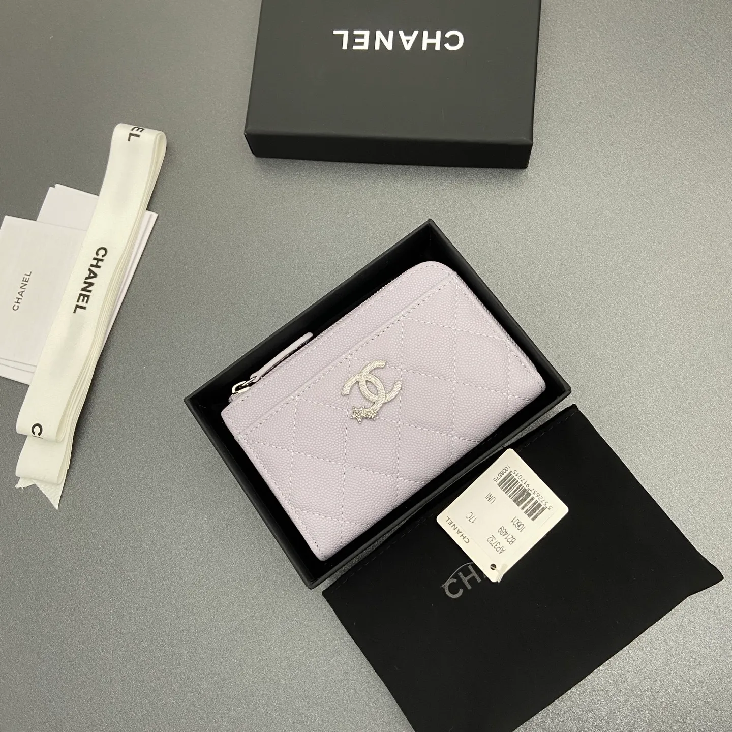 25b new series caviar cowhide with stars ⭐logo shiny blingblibg~zipper bag card holder series 6 card slots, 1 zipper bag Item number: A 3732 Price: 360 Size: w13×h8.5×d2cm Color: light purple fine ball pattern silver star hardware