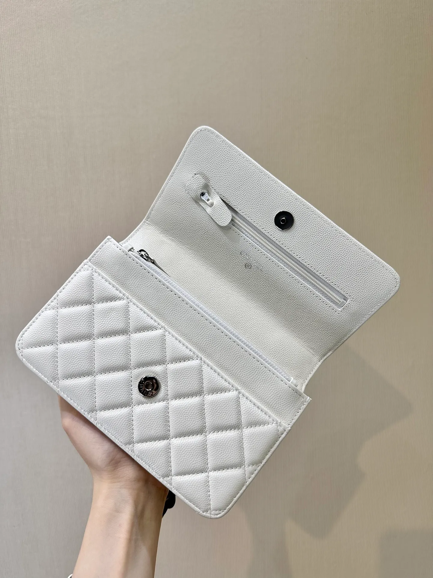 The 81059 bag may look small, but its capacity cannot be underestimated. Items such as lipstick, makeup powder, and mobile phones can be easily placed in it!