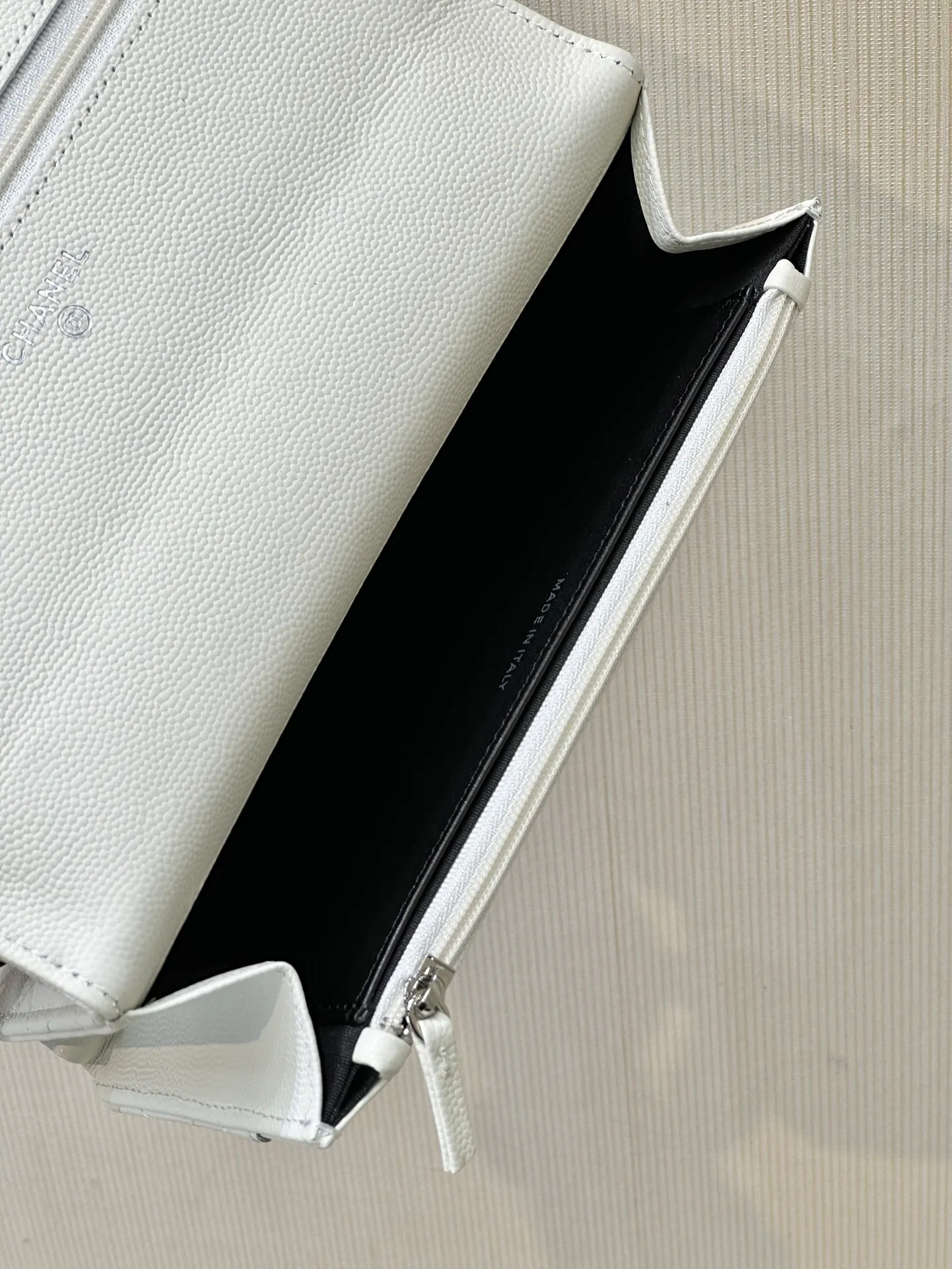 The 81059 bag may look small, but its capacity cannot be underestimated. Items such as lipstick, makeup powder, and mobile phones can be easily placed in it!