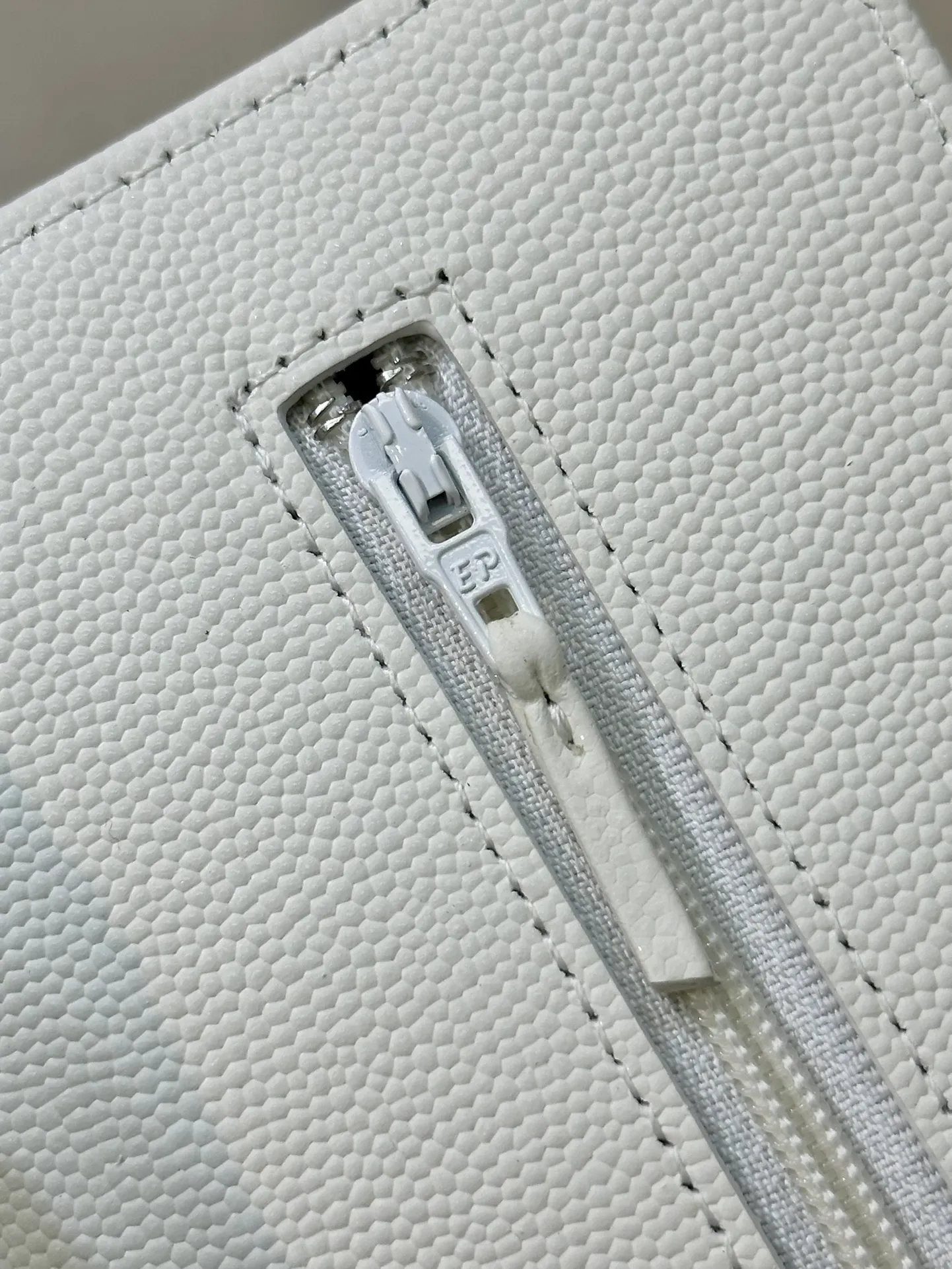 The 81059 bag may look small, but its capacity cannot be underestimated. Items such as lipstick, makeup powder, and mobile phones can be easily placed in it!