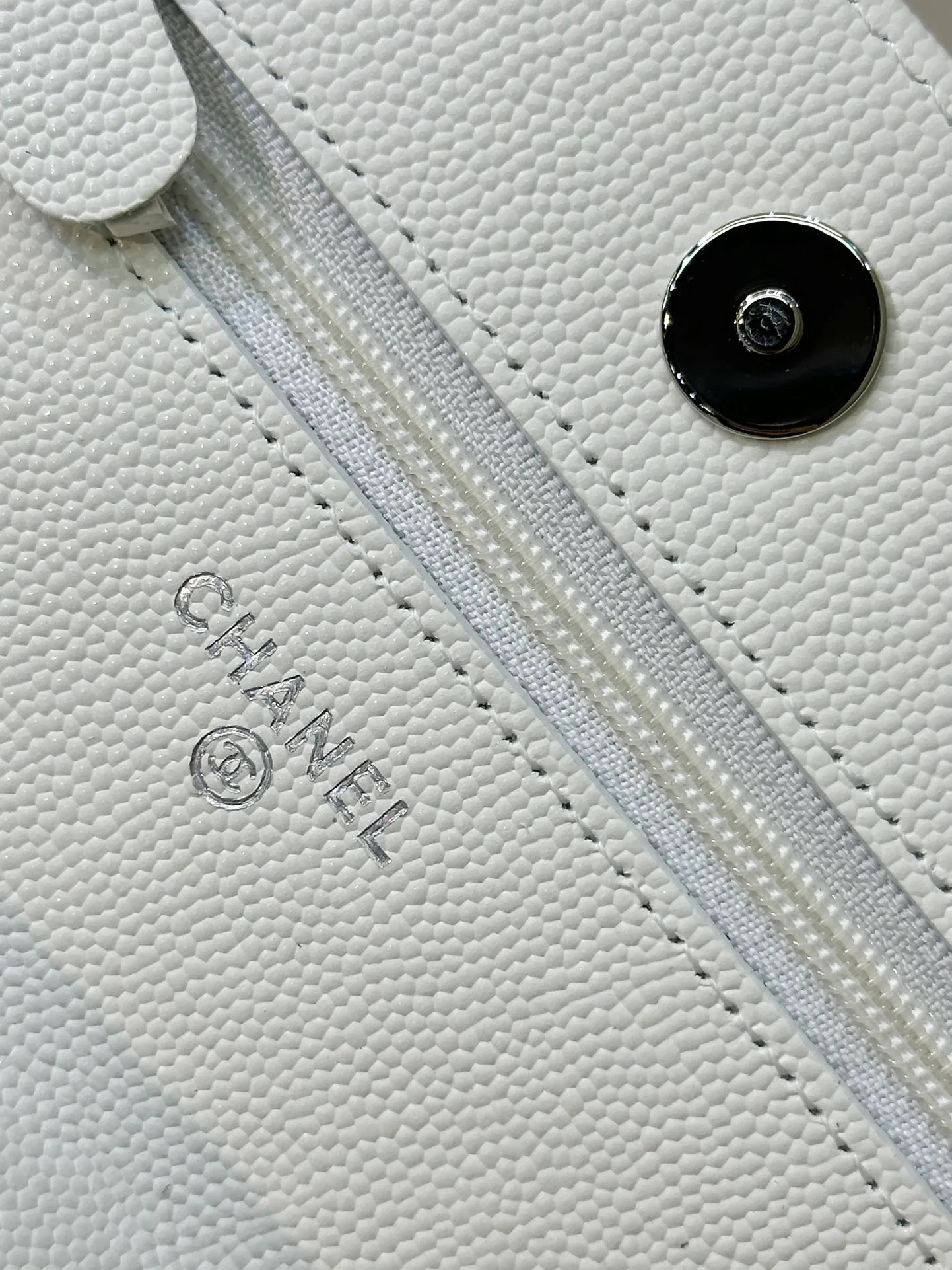The 81059 bag may look small, but its capacity cannot be underestimated. Items such as lipstick, makeup powder, and mobile phones can be easily placed in it!